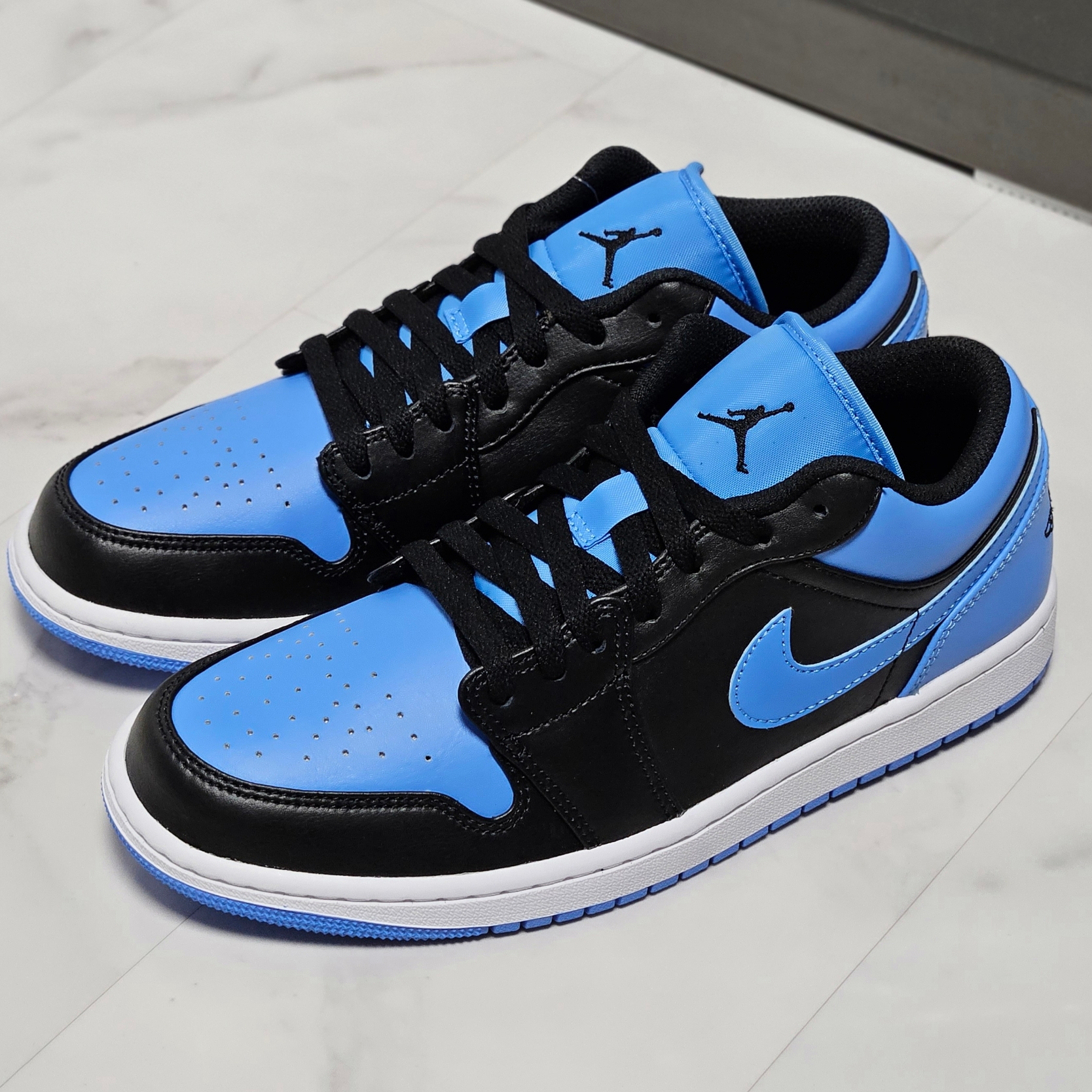 Jordan 1 Low Black University Blue 착용 스타일 - 3