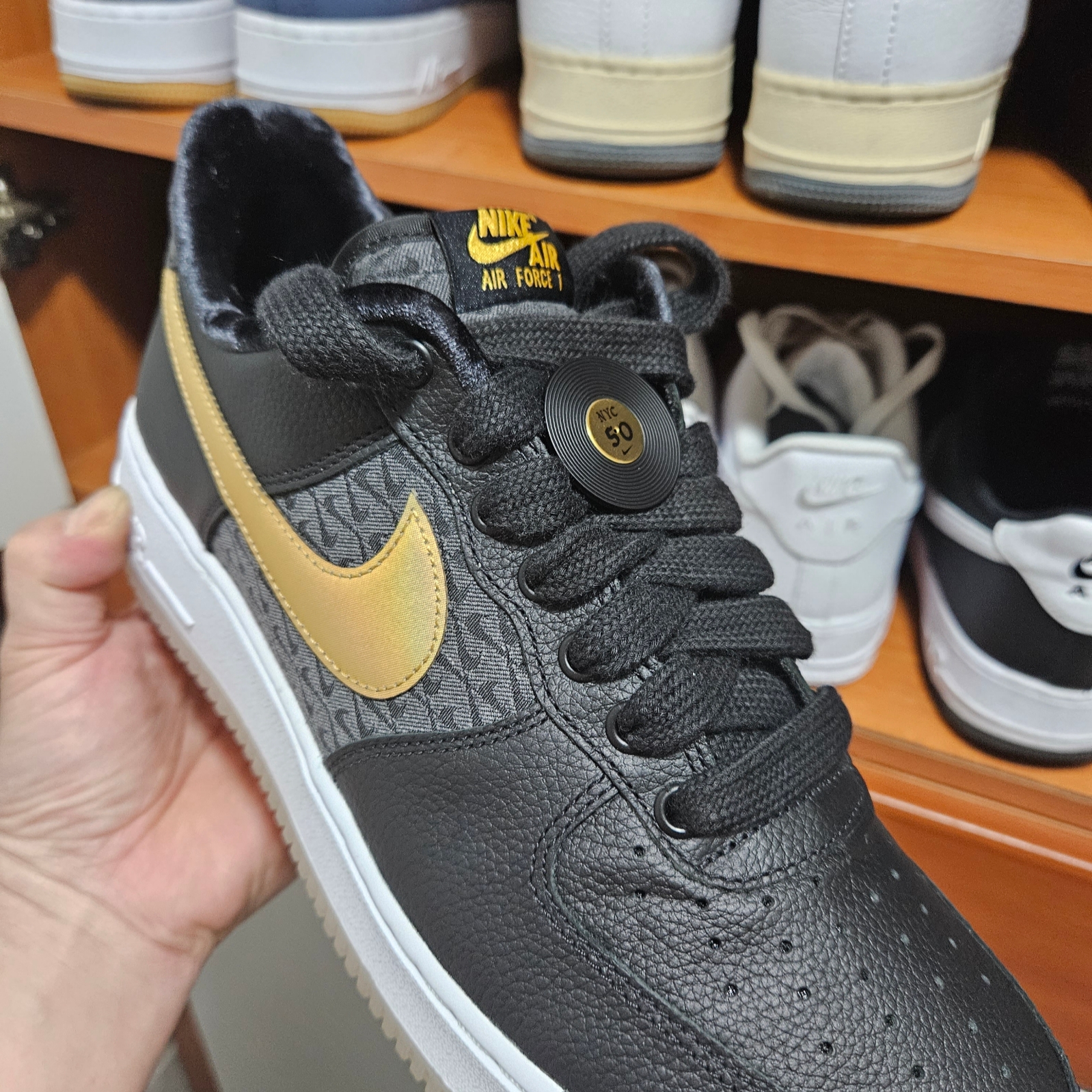 Nike Air Force 1 '07 PRM Black Metallic Gold 착용 스타일 - 2