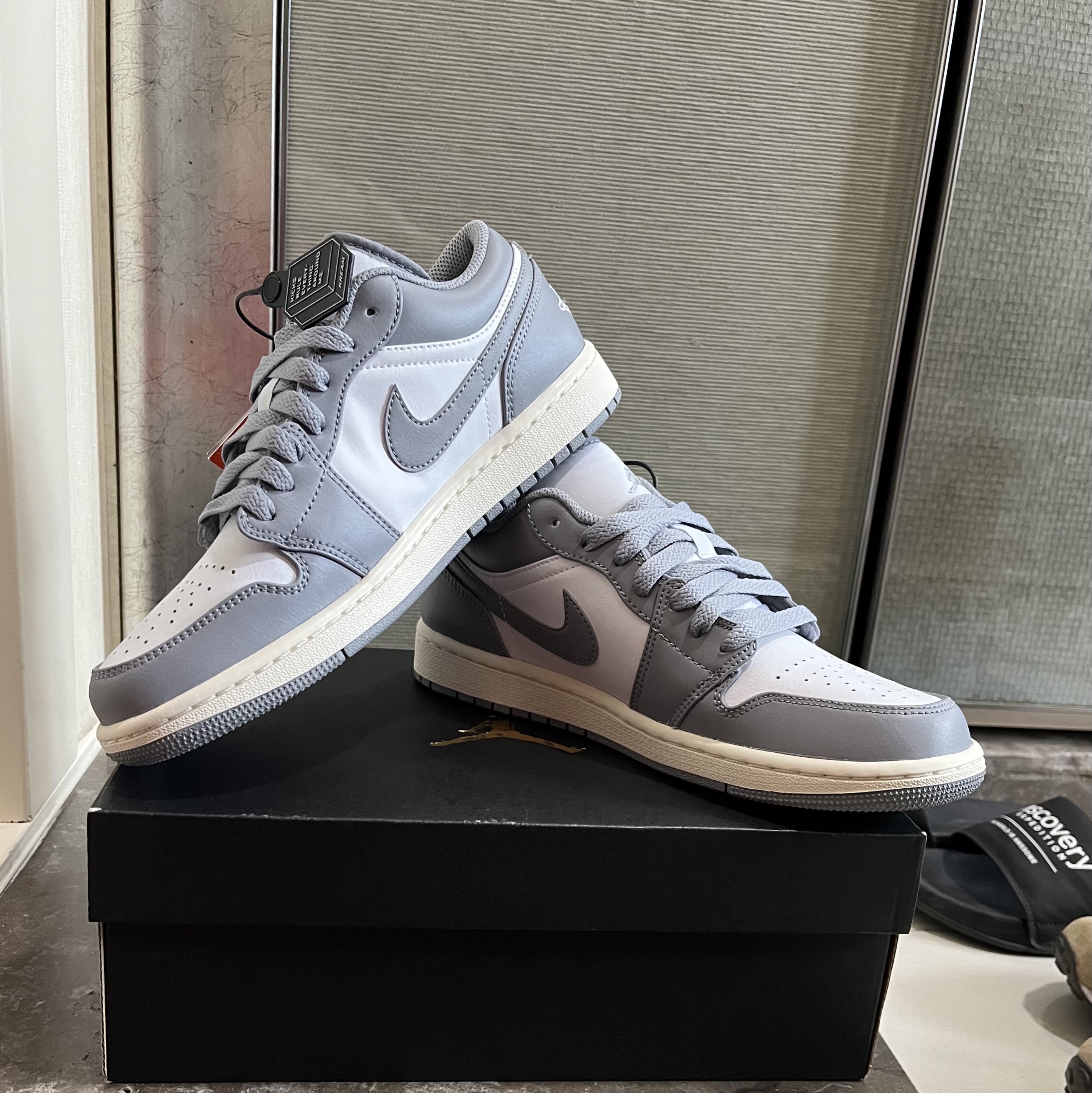 Jordan 1 Low Stealth and White 착용 스타일