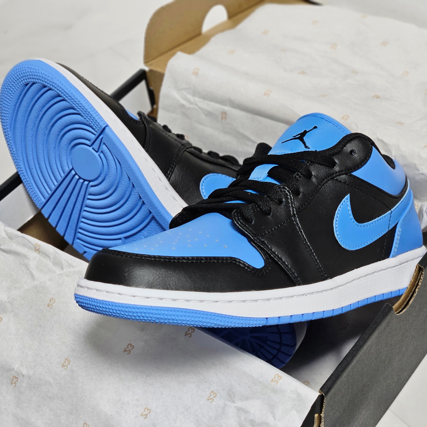 Jordan 1 Low Black University Blue 착용 스타일 - 5