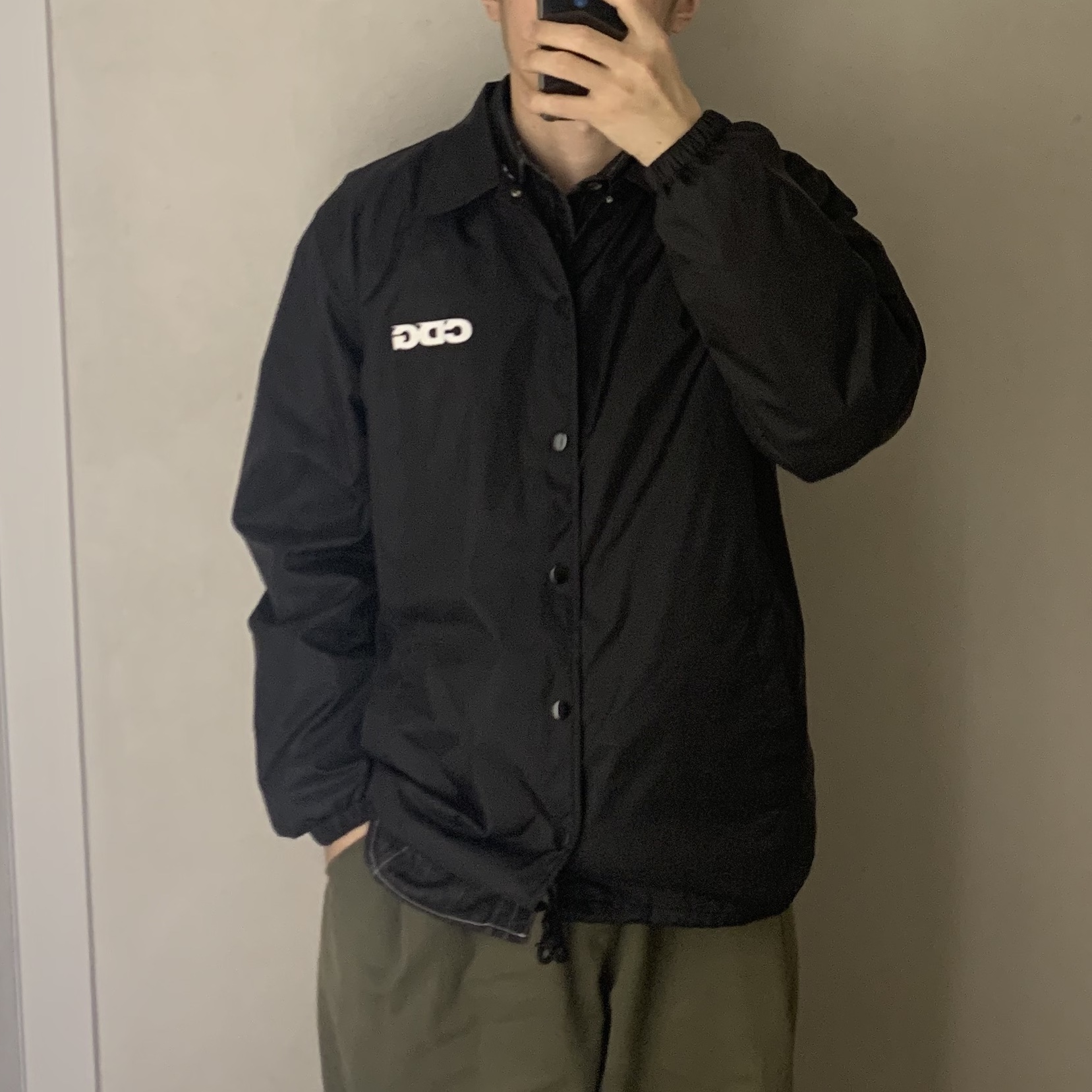 CDG Coach Jacket5 Black 착용 스타일