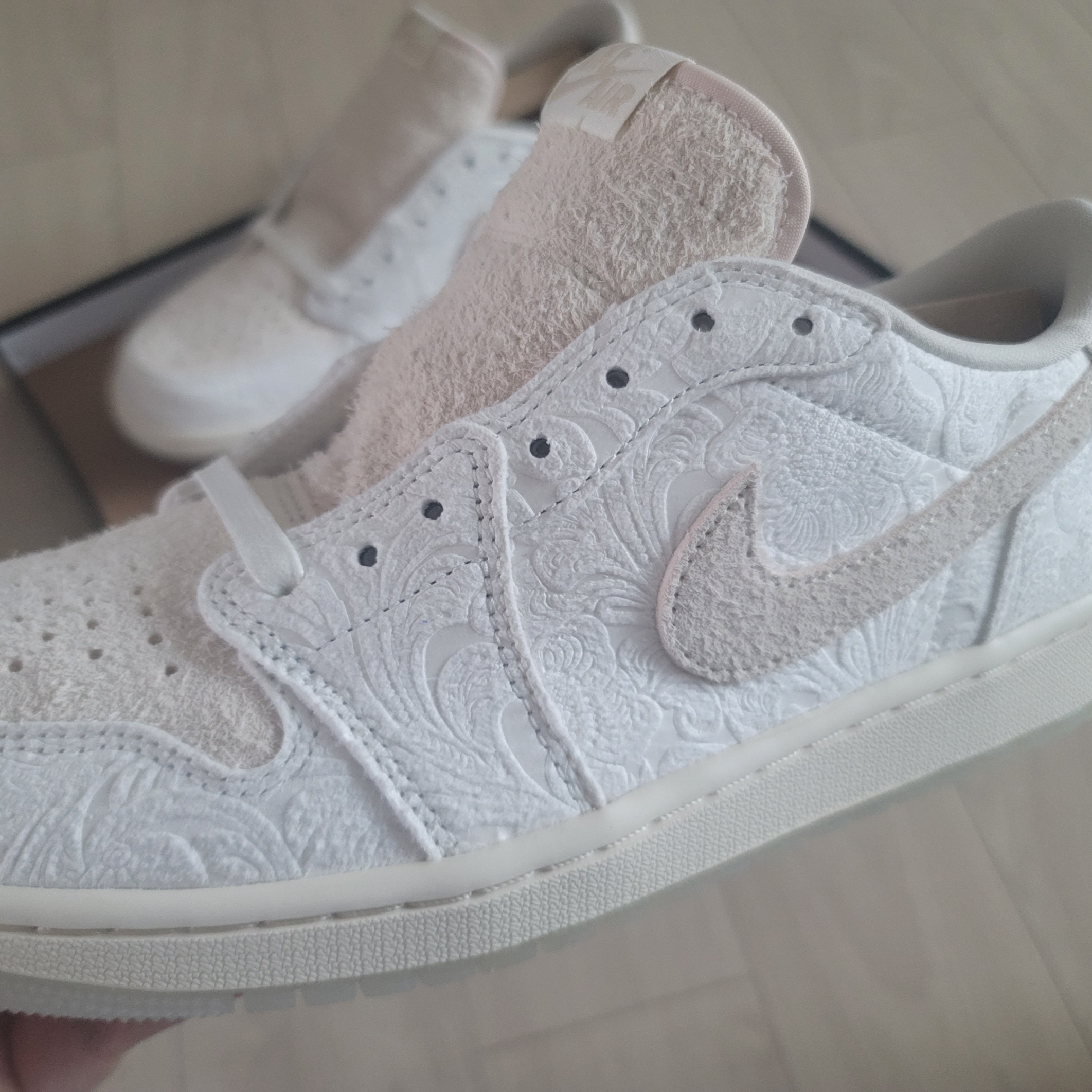 Jordan 1 x Chris Paul Retro Low OG Light Cream and Sail 착용 스타일 - 3