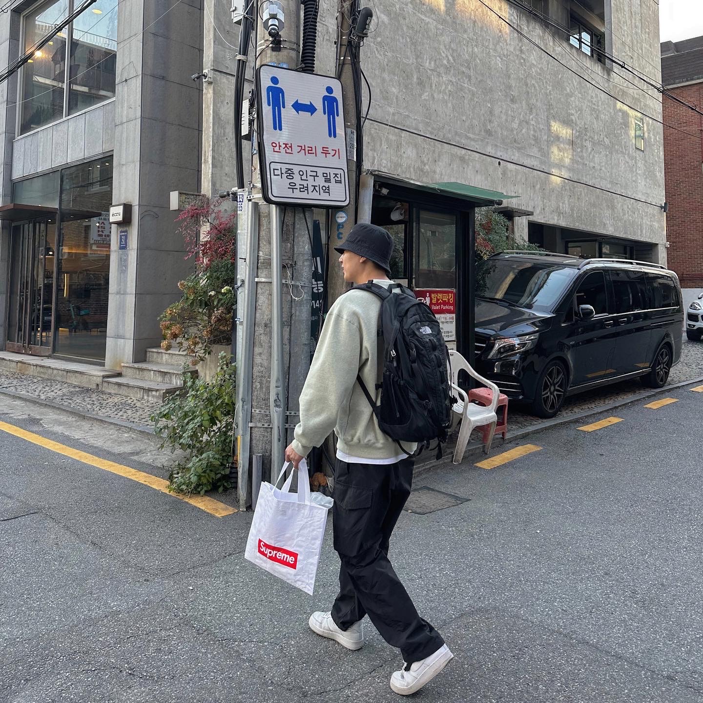 Supreme Small Box Crewneck Heather Mint - 23FW, Nike Air Force 1 '07 Low White 착용 스타일