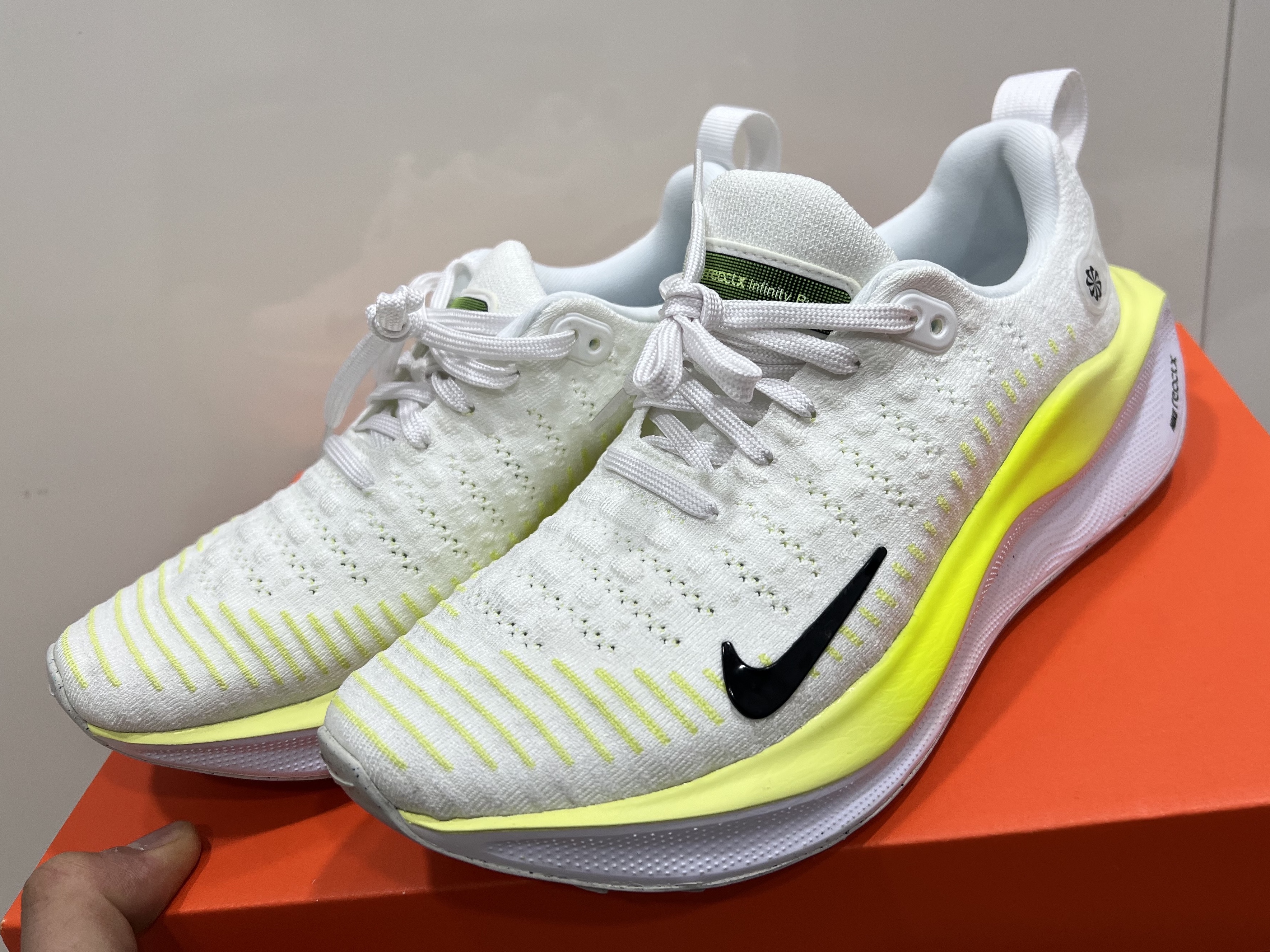 Nike ReactX Infinity Run 4 White Light Lemon Twist 착용 스타일