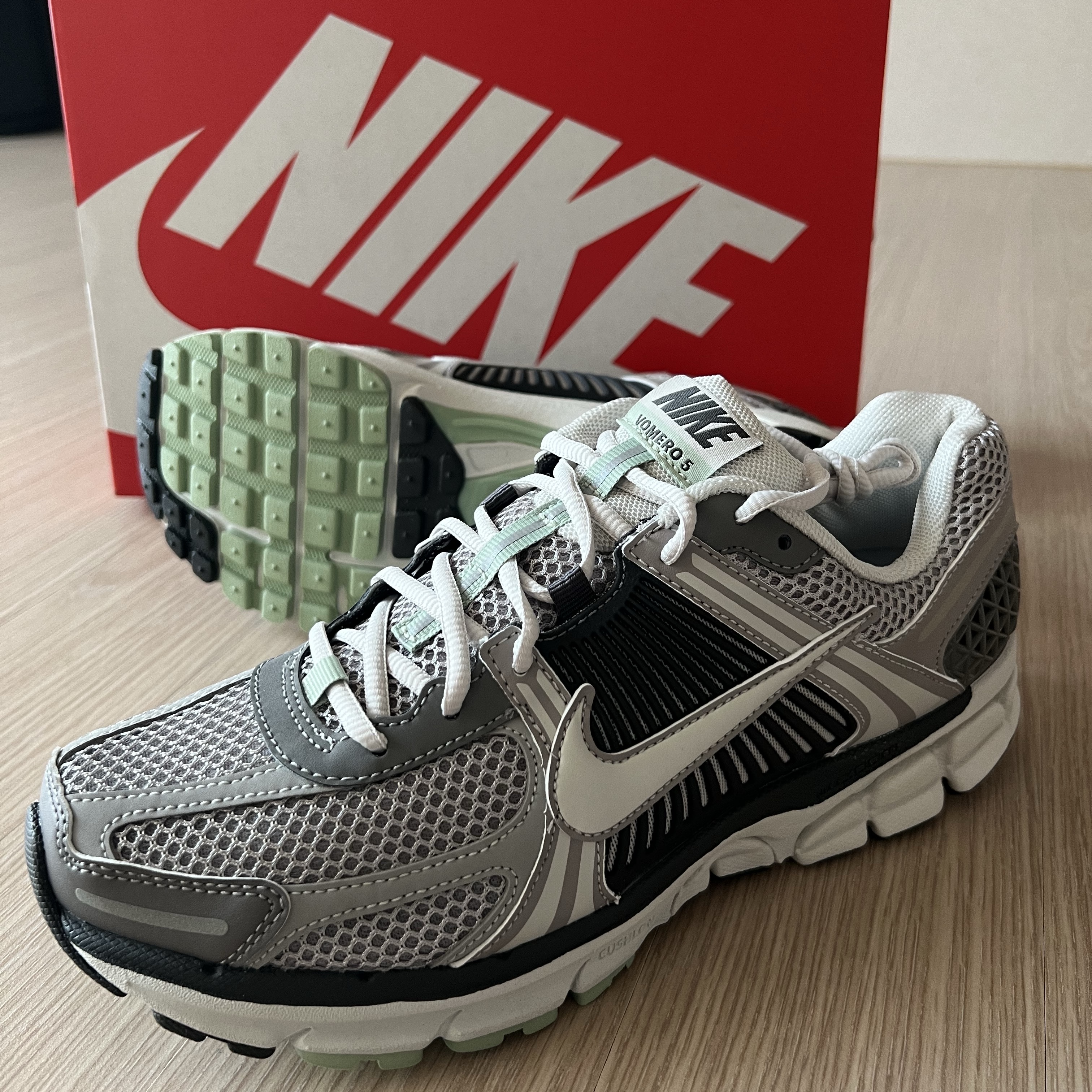 (W) Nike Zoom Vomero 5 Cobblestone and Flat Pewter 착용 스타일