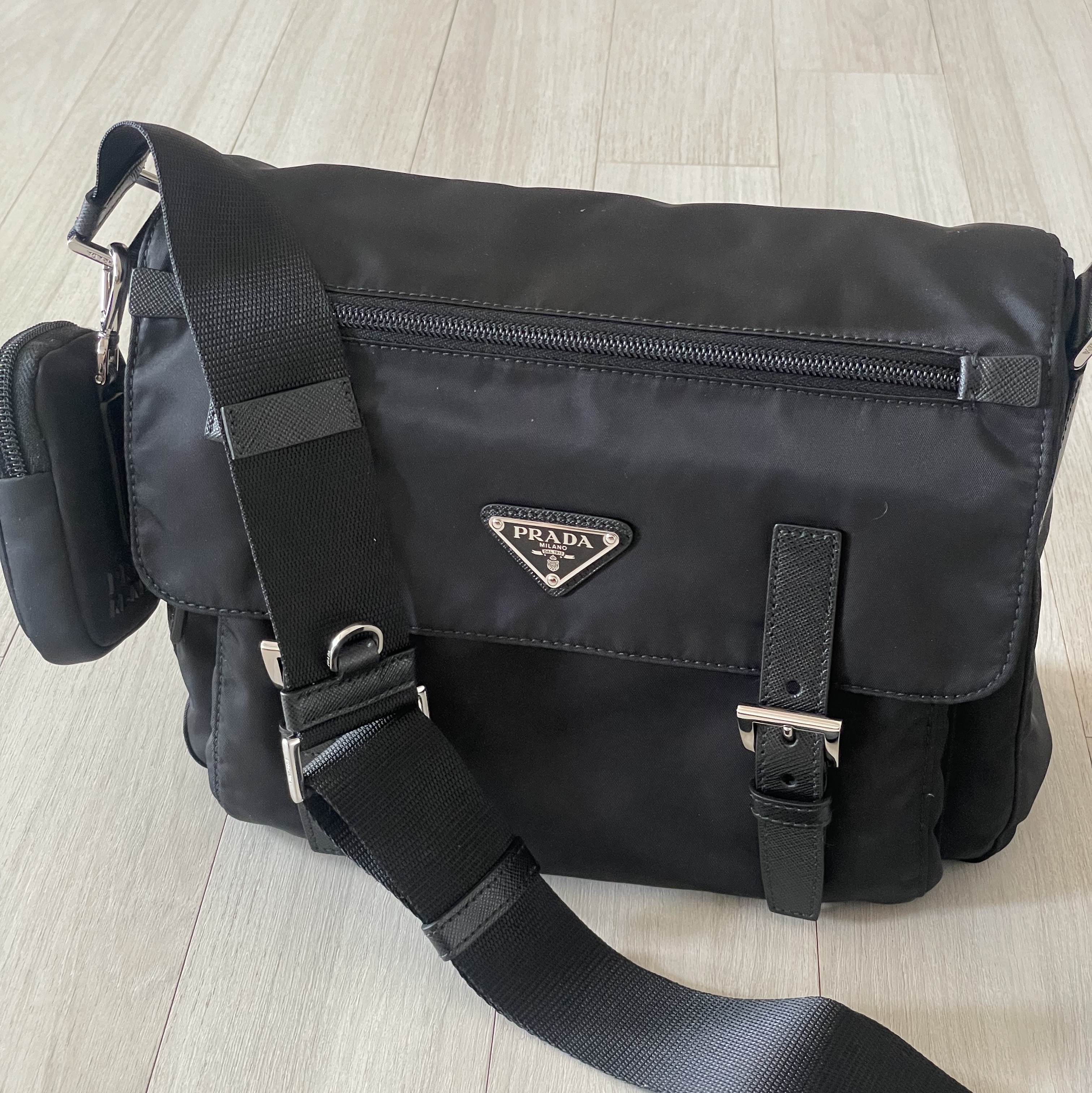 Prada Re-Nylon Shoulder Bag Black 착용 스타일 - 3