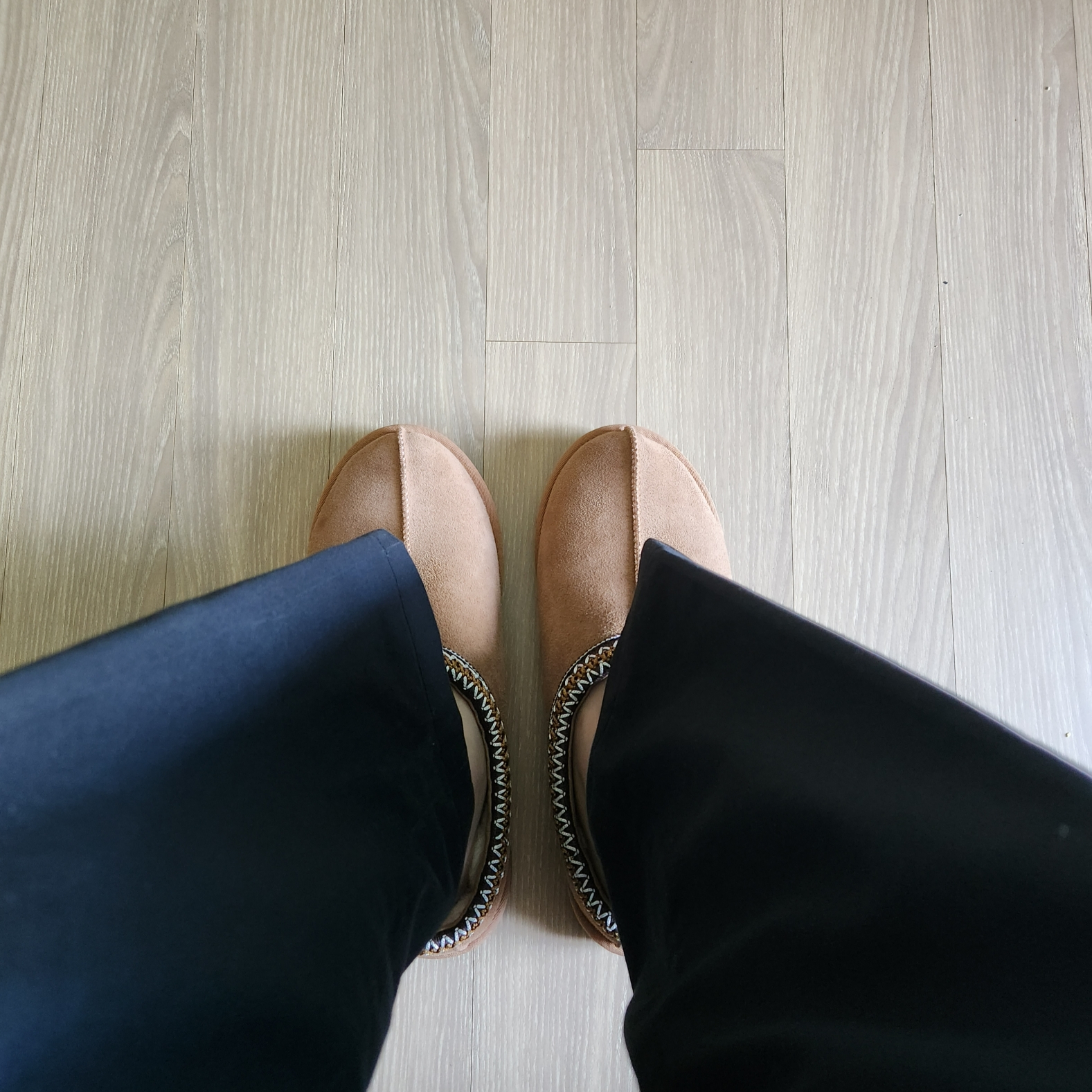 UGG Tasman Slipper Chestnut 착용 스타일 - 1