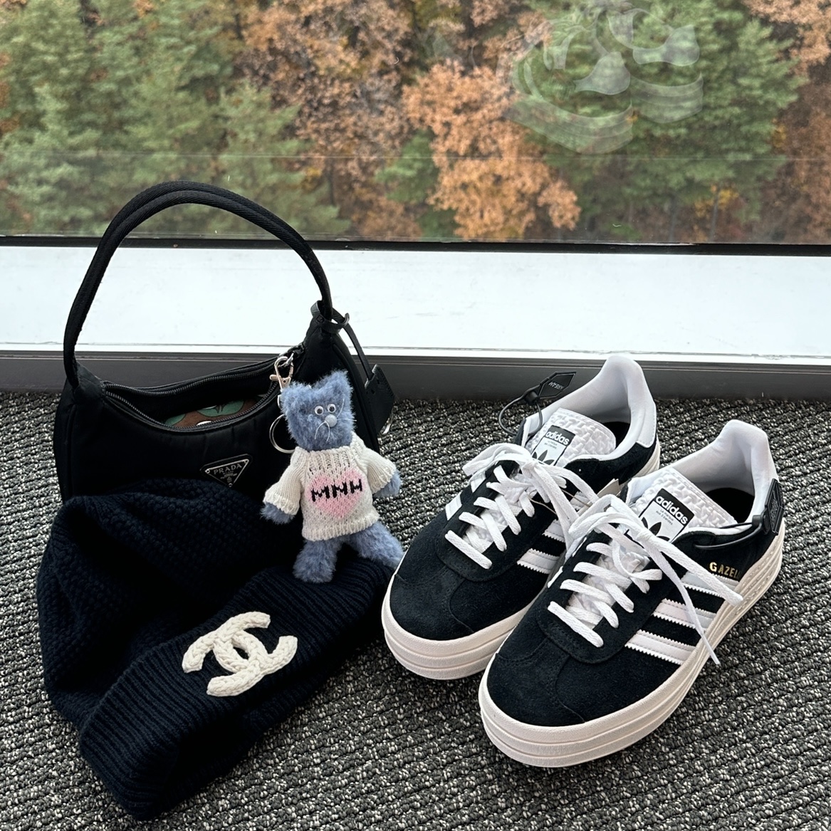 Monamhee Love Flexy Keyring Blue, (W) Adidas Gazelle Bold Core Black Cloud White 착용 스타일