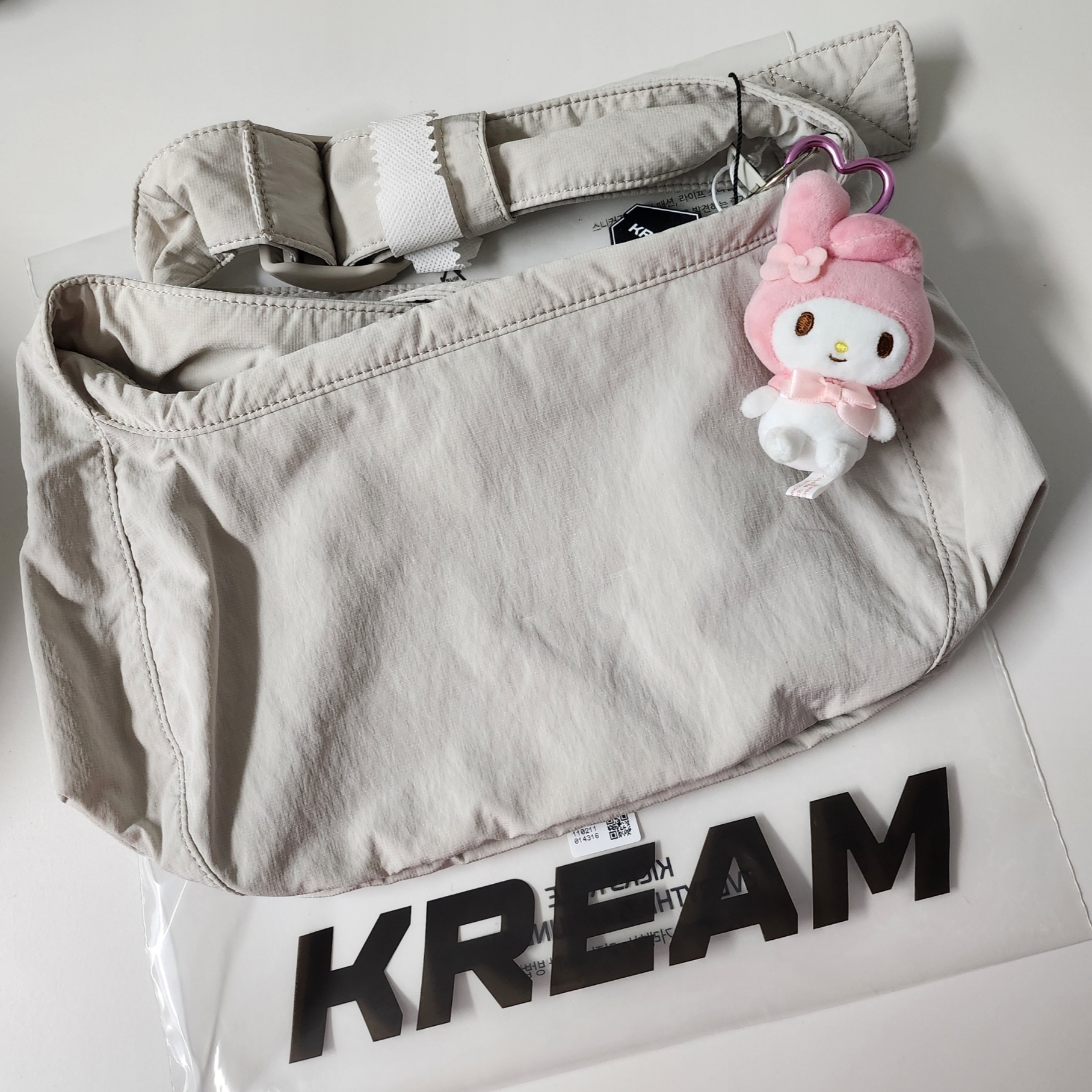 COS Nylon Crossbody Saddle Bag Light Grey Stone 착용 스타일