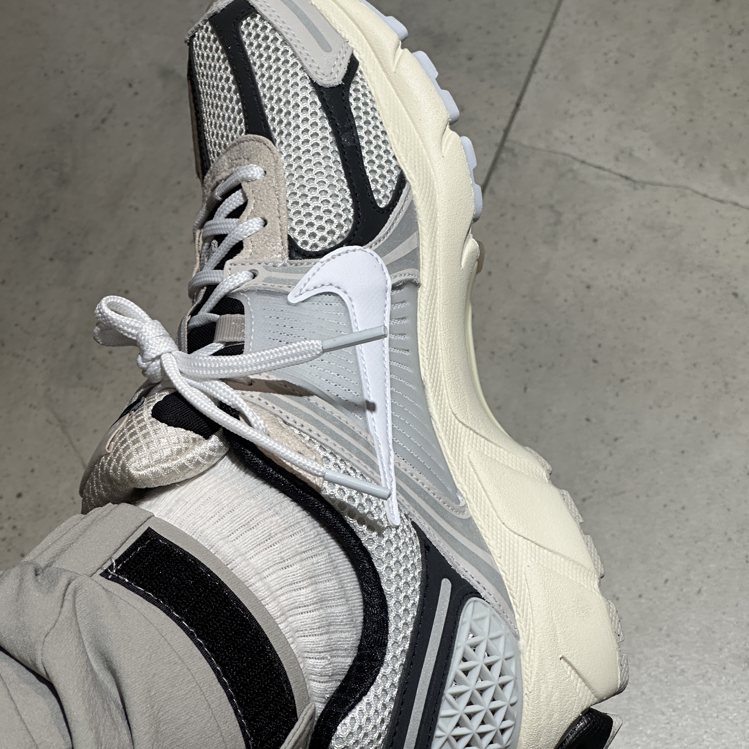 Nike Zoom Vomero 5 Light Bone and Black 착용 스타일 - 2