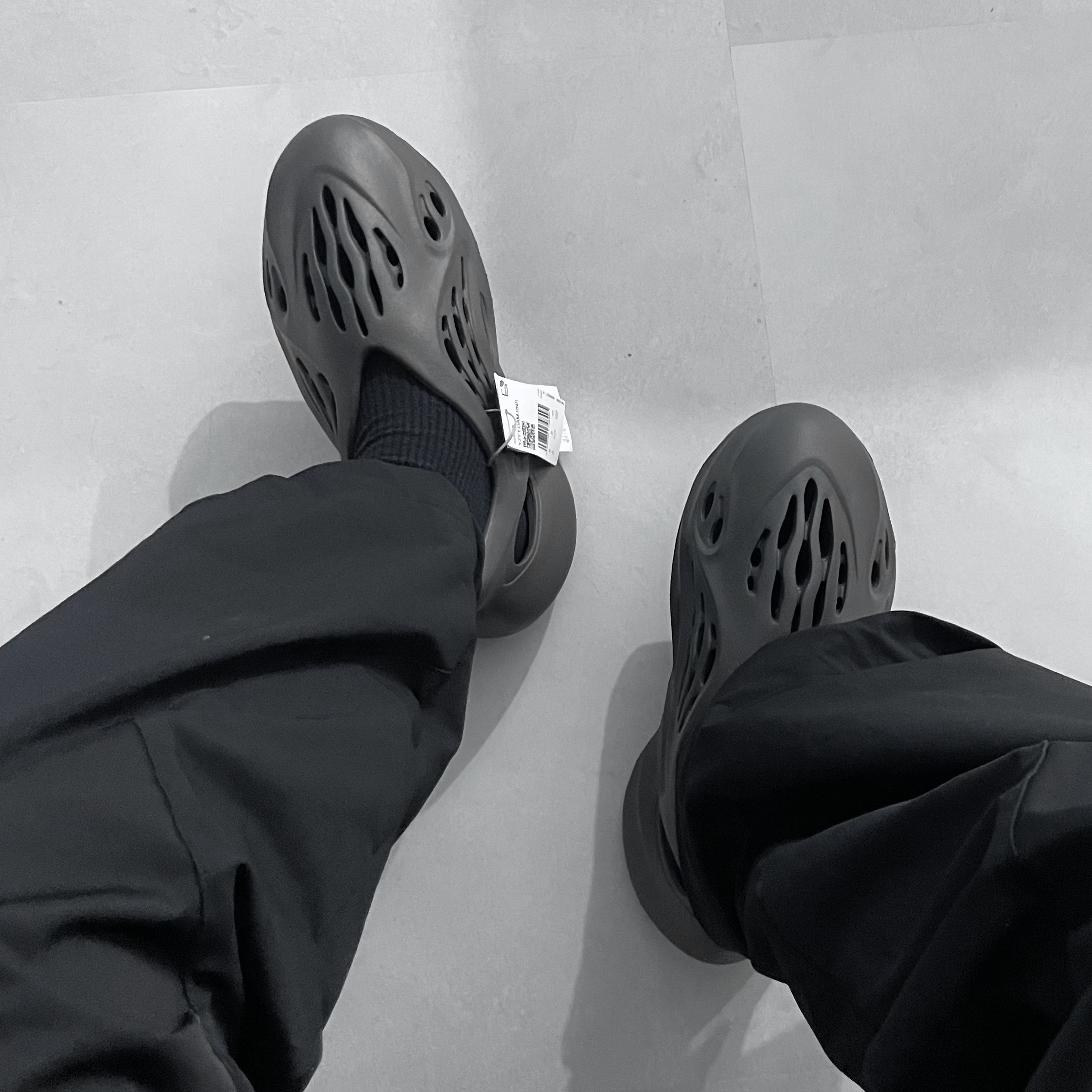 Adidas Yeezy Foam RNNR Carbon 착용 스타일