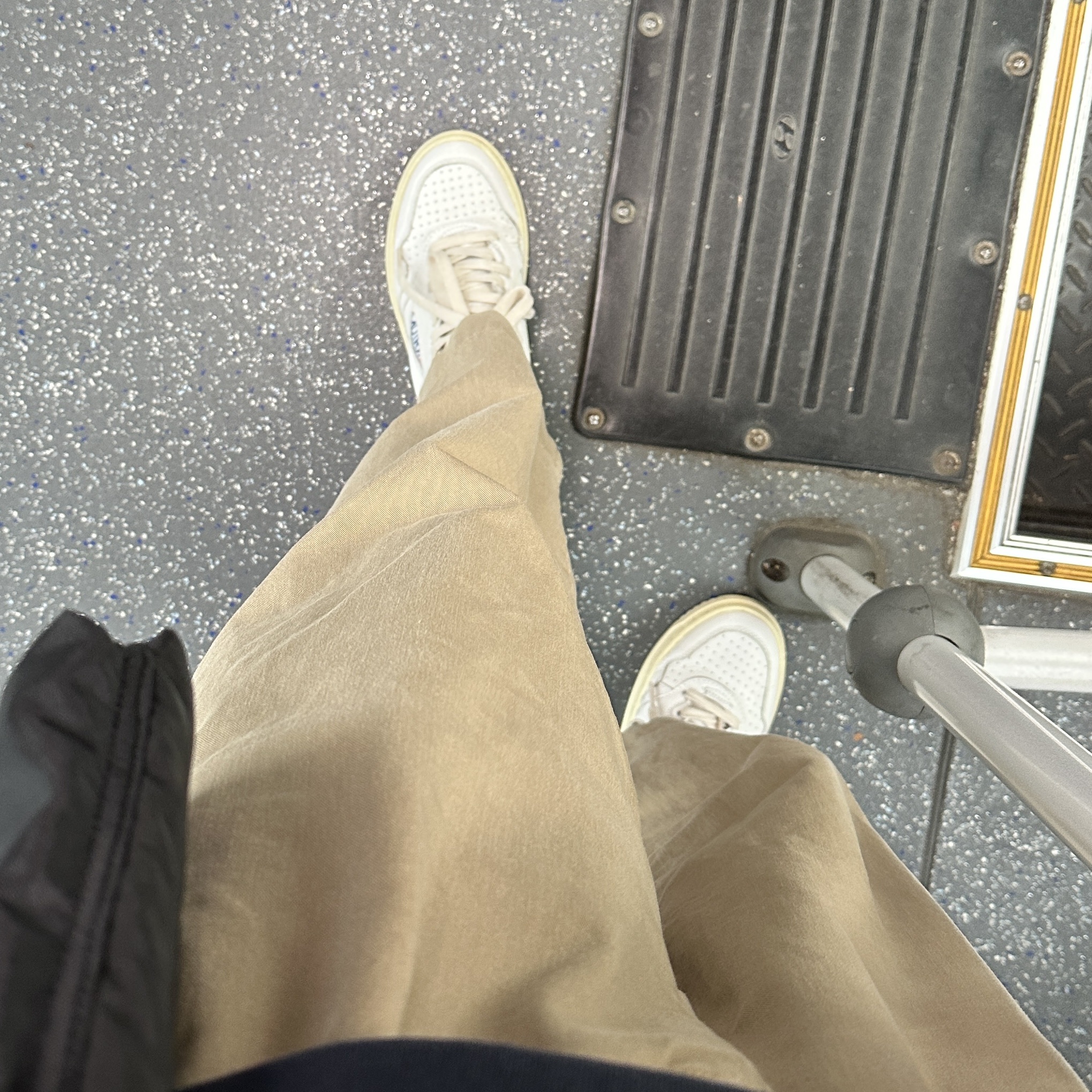 (W) Autry Medalist Low Leather Sneakers White 착용 스타일