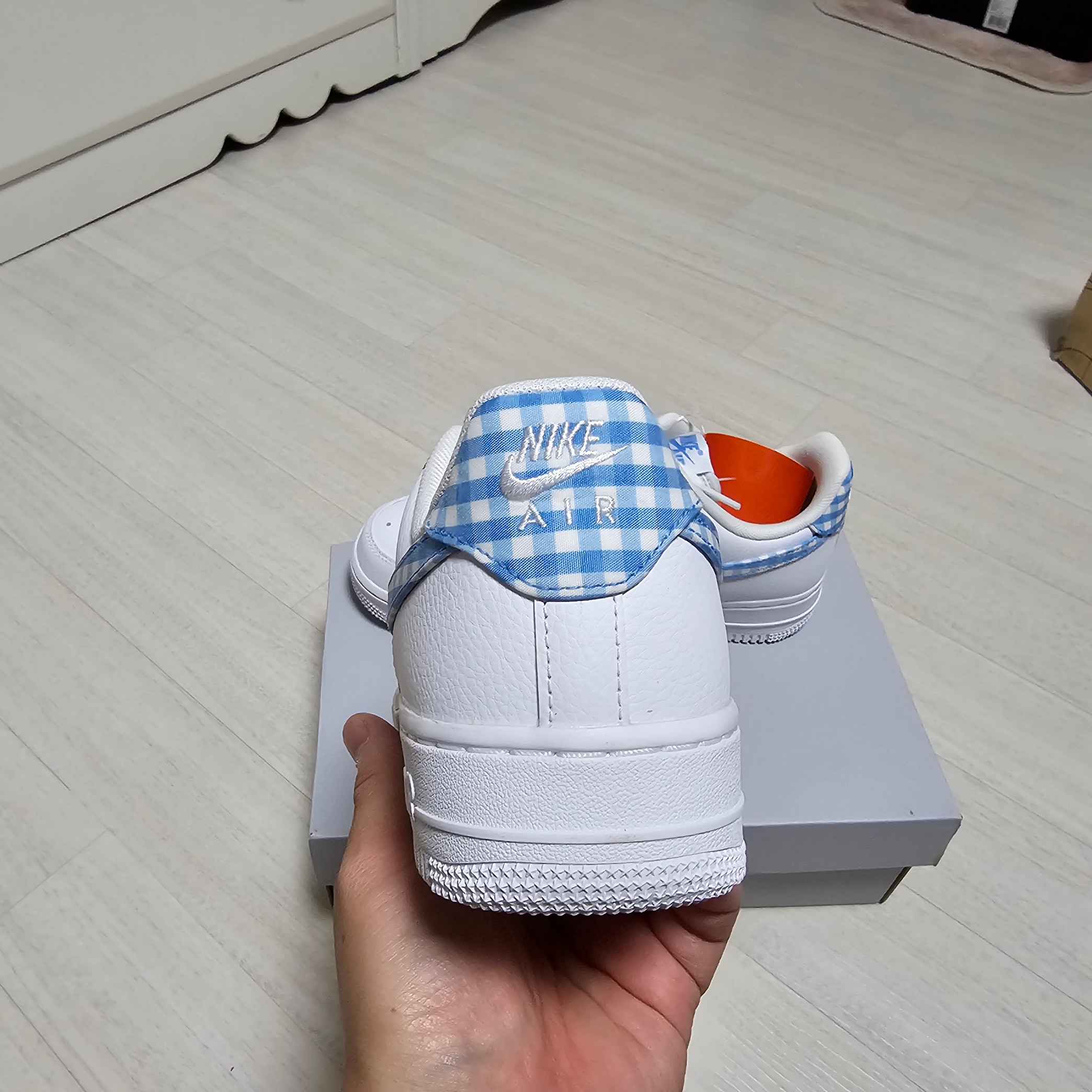 (W) Nike Air Force 1 '07 White University Blue 착용 스타일 - 3