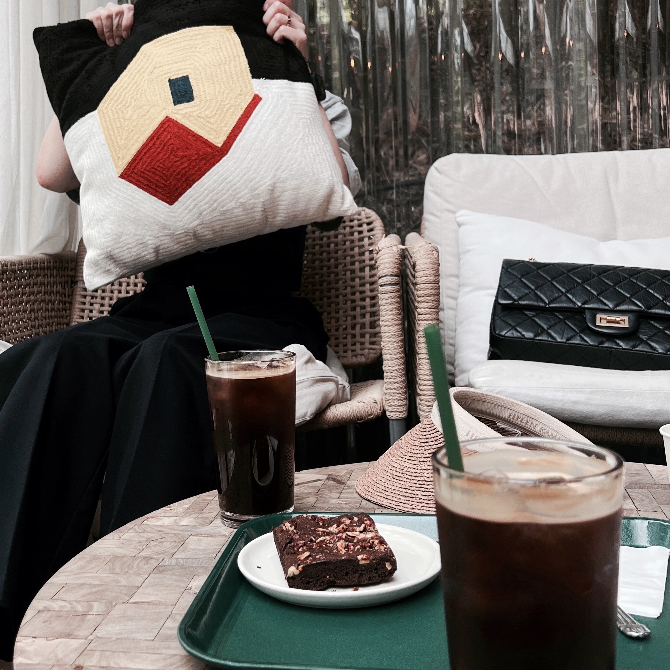 Chanel Maxi 2.55 Handbag Aged Calfskin & Gold Black 착용 스타일