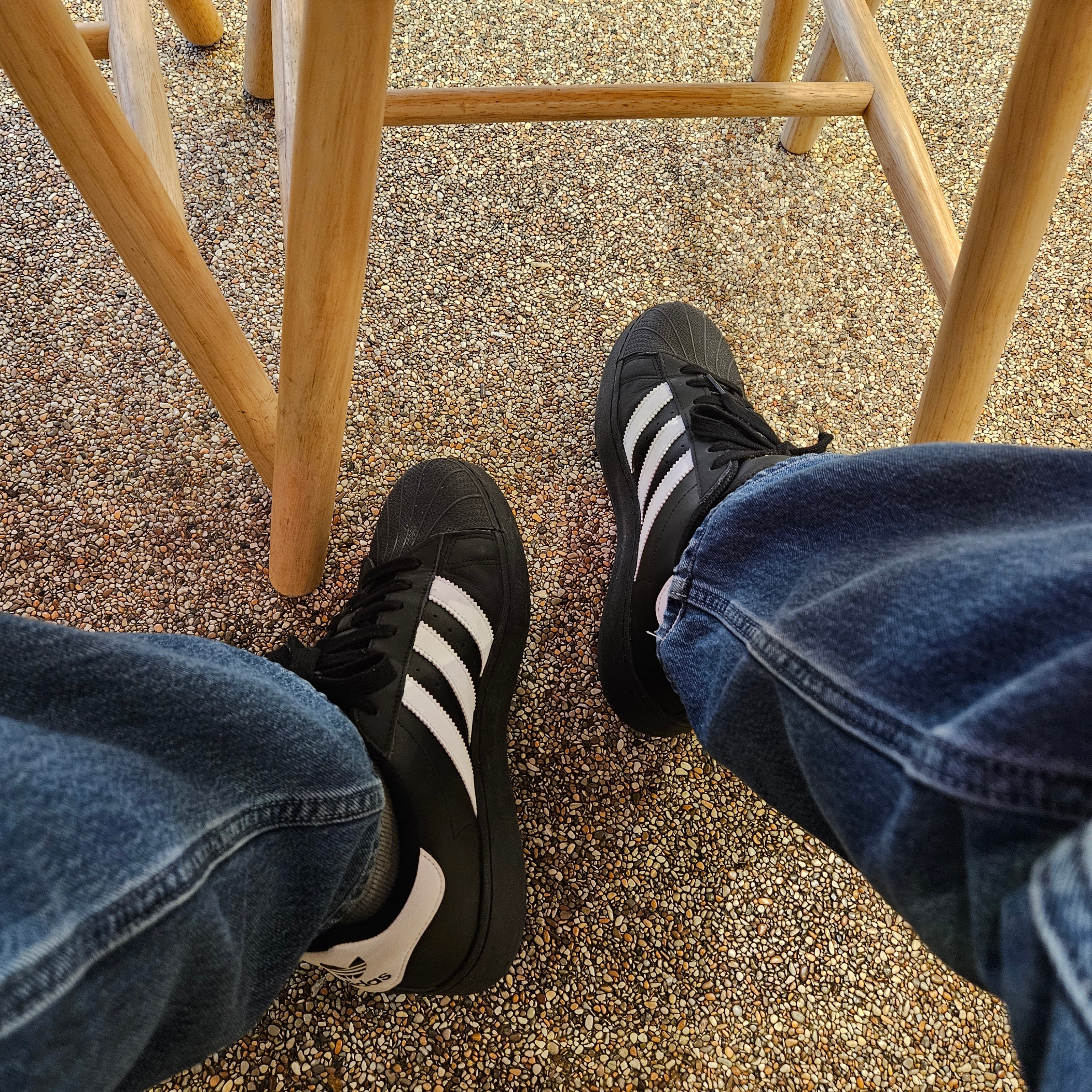 Adidas Superstar XLG Core Black White 착용 스타일 - 3