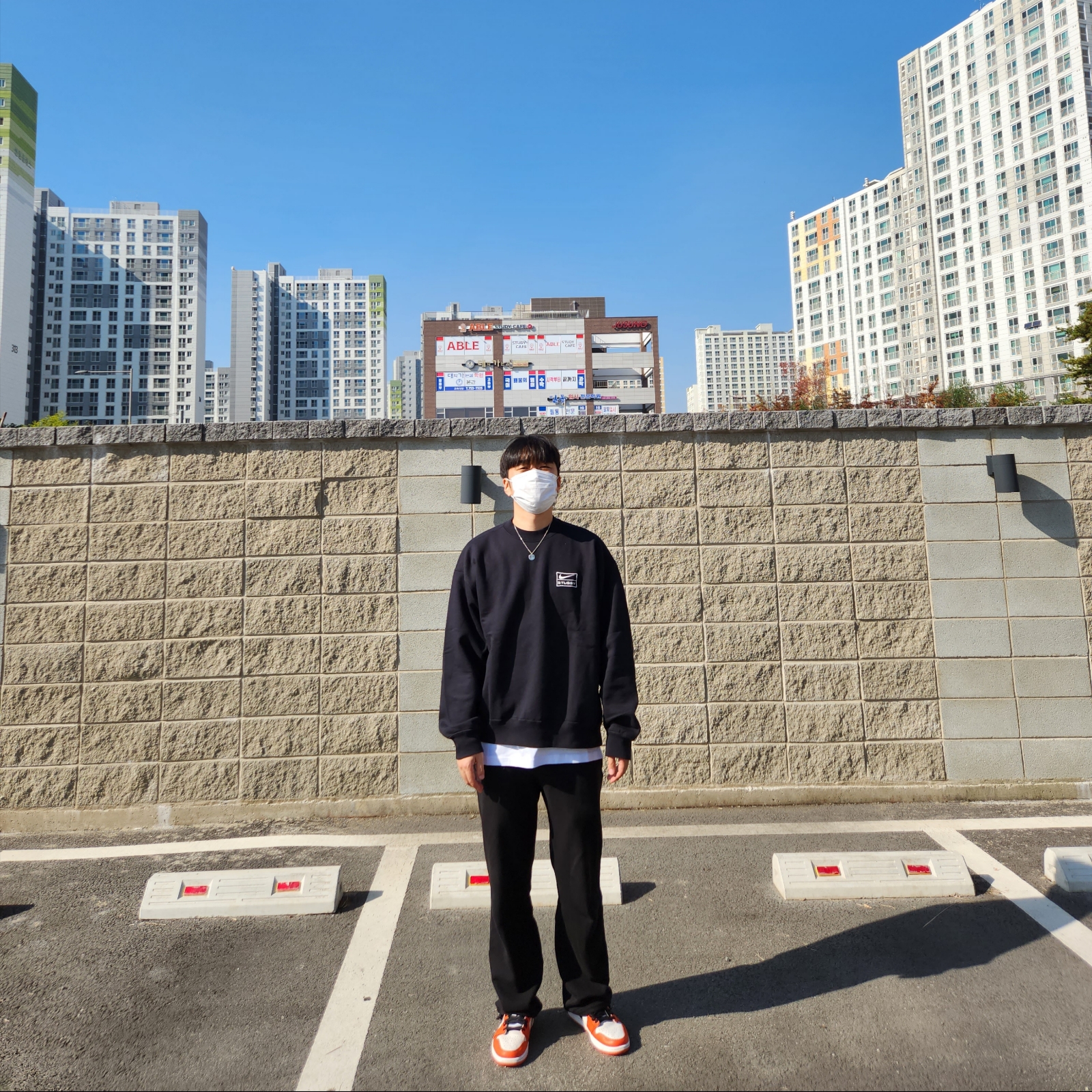 Nike x Stussy NRG Washed Fleece Crewneck Black (DO5310-010), Jordan 1 Low OG Starfish 착용 스타일
