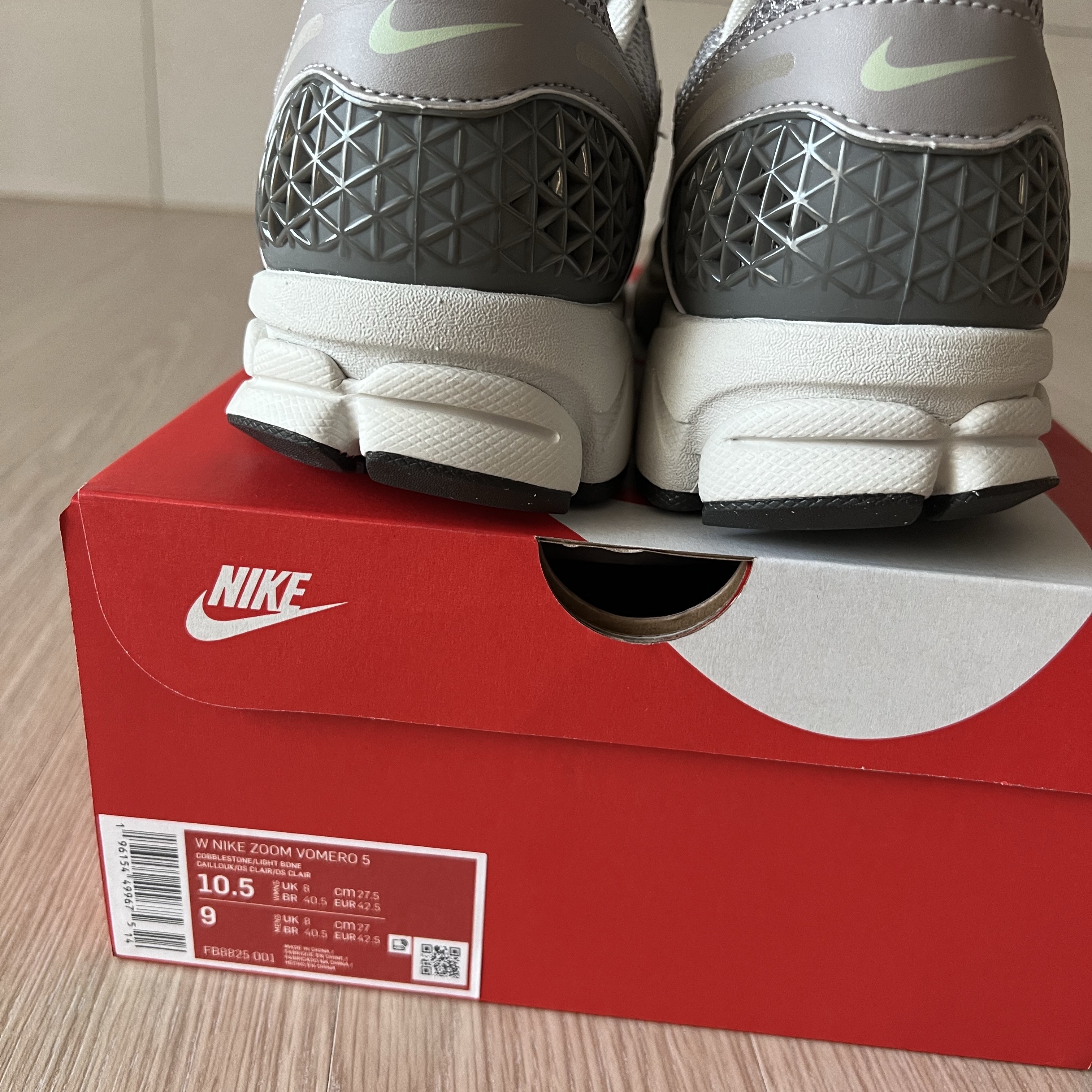 (W) Nike Zoom Vomero 5 Cobblestone and Flat Pewter 착용 스타일 - 2