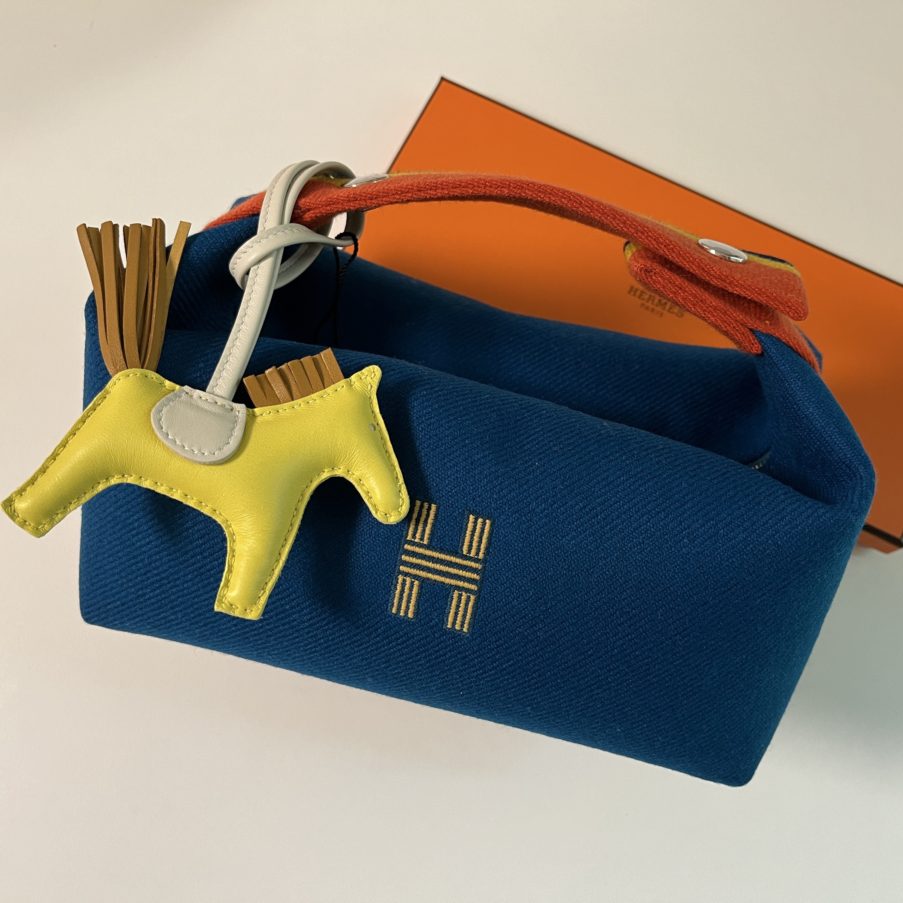 Hermes Rodeo PM Charm Milo & Lime Sesame Craie, Hermes Small Bride-A-Brac Rocabar Case Wool & Bleu Paon 착용 스타일
