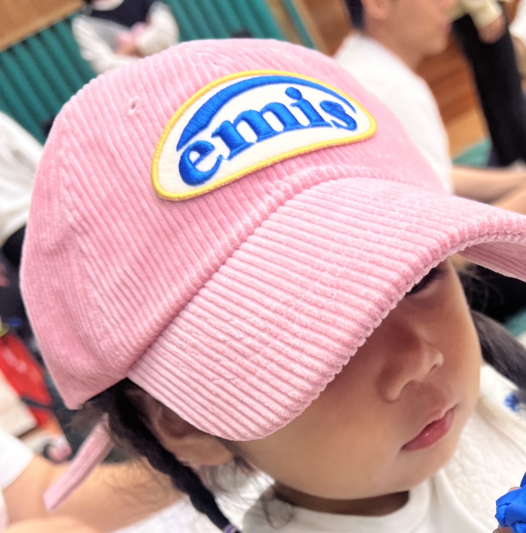 Emis Corduroy Wappen Ball Cap Pink 착용 스타일