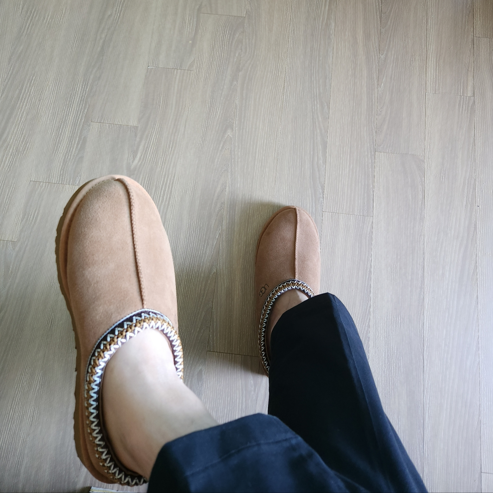 UGG Tasman Slipper Chestnut 착용 스타일 - 2