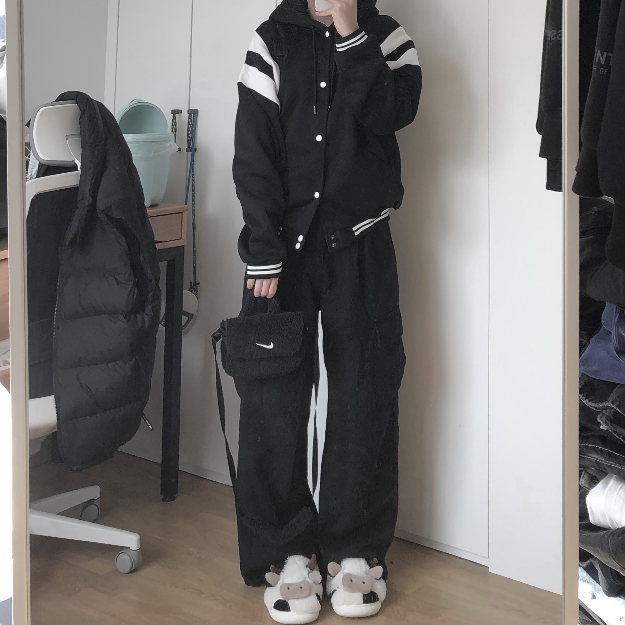 (Kids) Nike NSW Faux Fur Crossbody Bag Black 착용 스타일 - 3