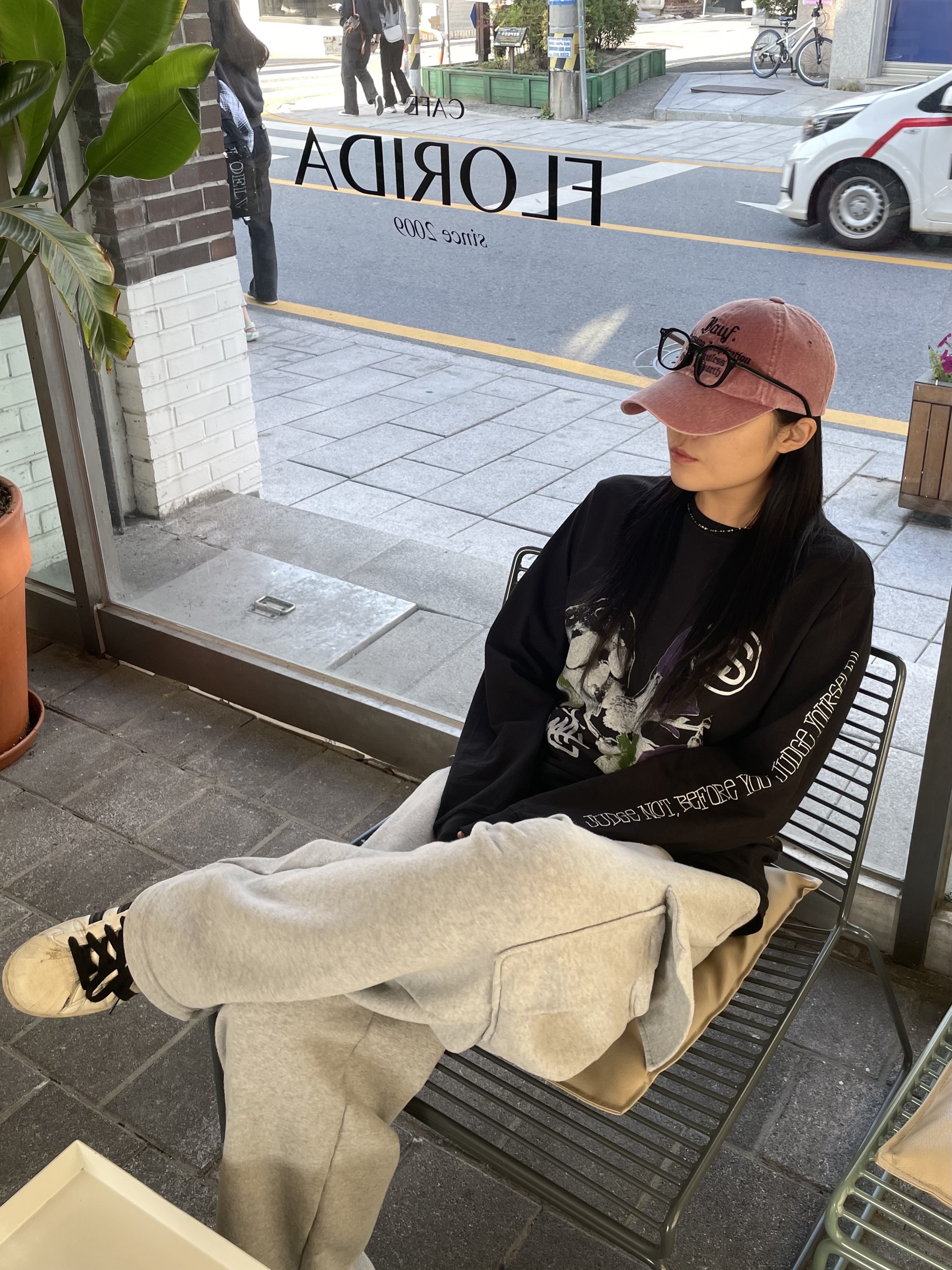 Stussy Strike Pigment Dyed LS T-Shirt Black, Adidas x Andre Saraiva Superstar Cream White Core Black 착용 스타일 - 2