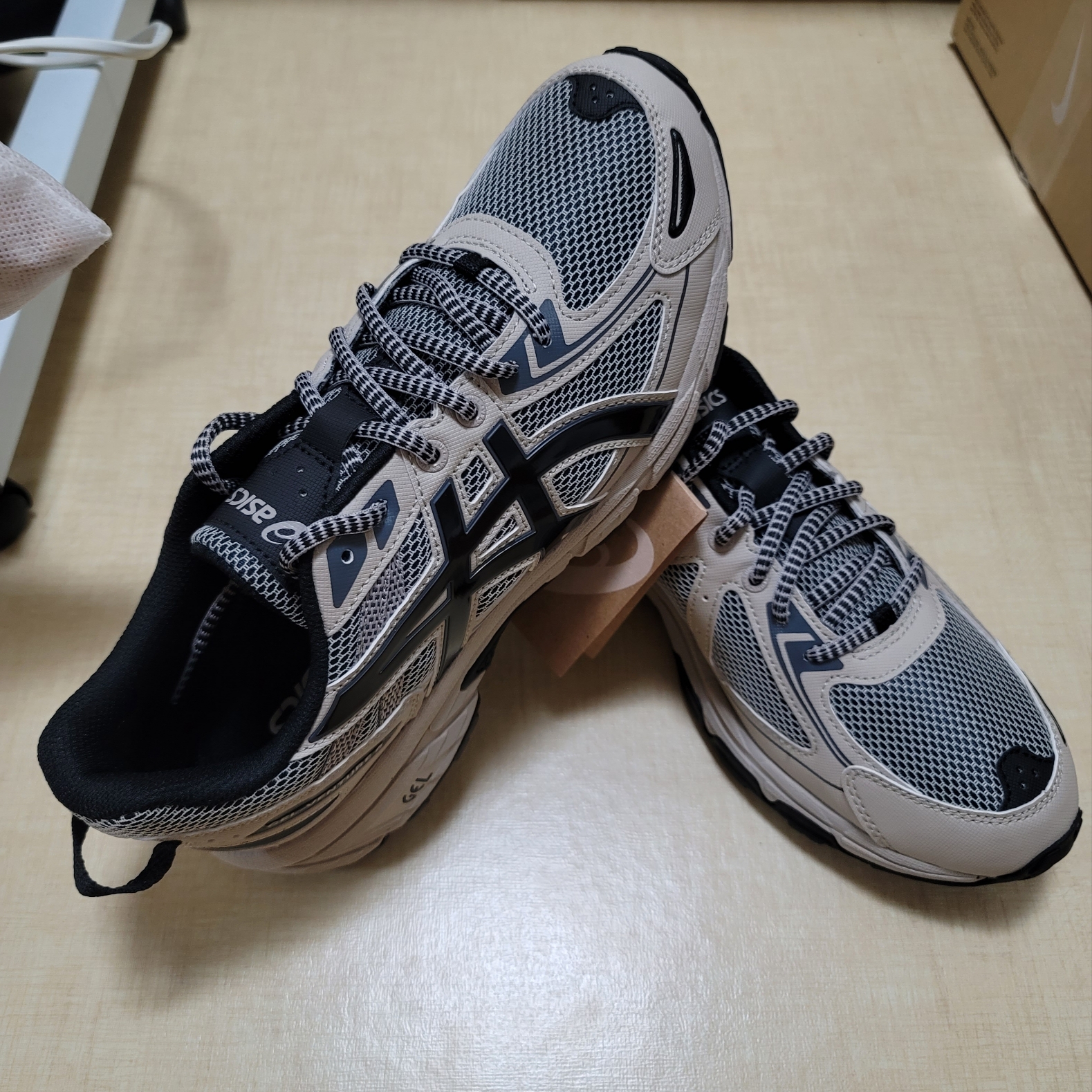 Asics Gel-Venture 6 Feather Grey Black 착용 스타일