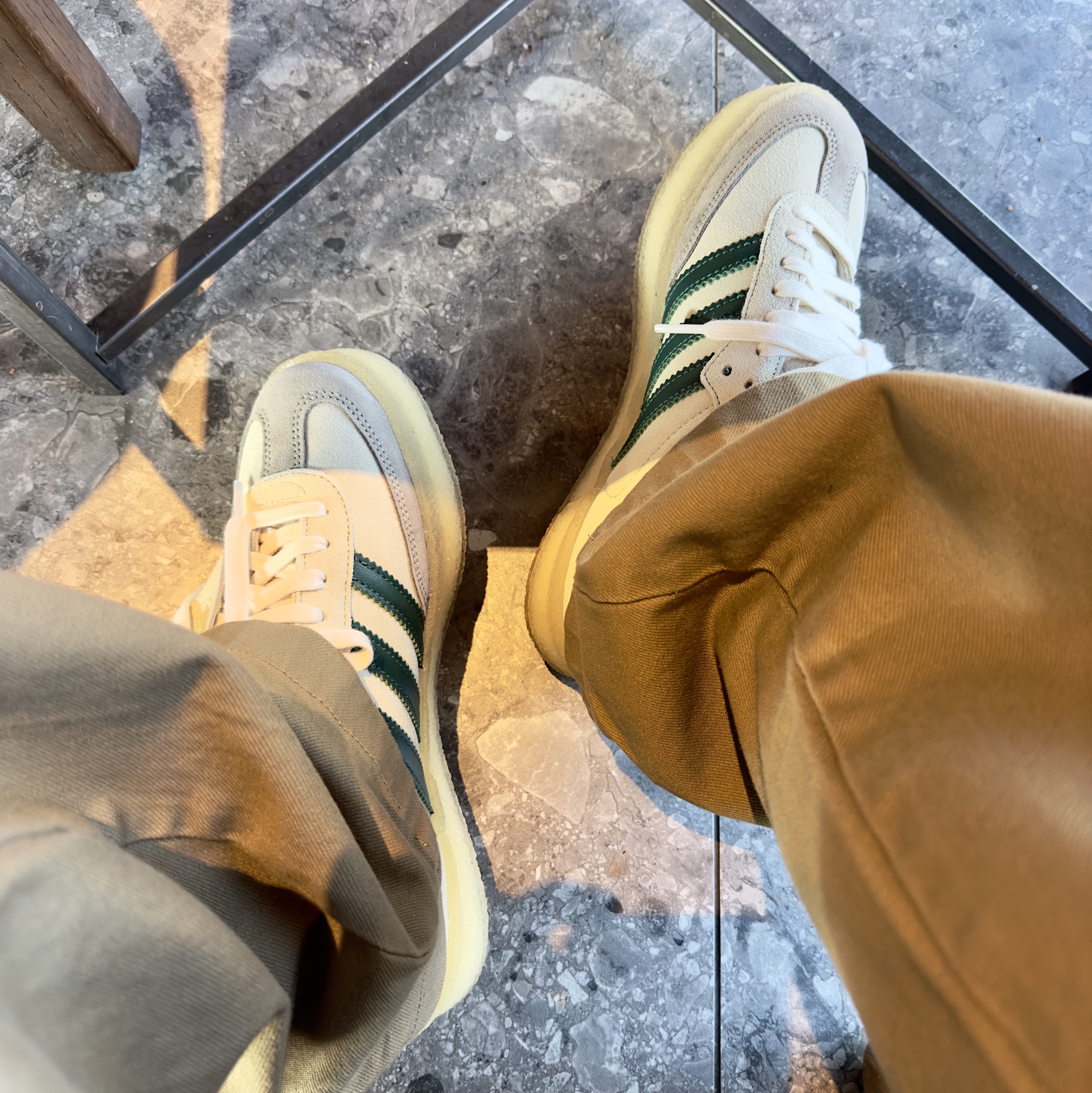 Adidas x Clarks x Ronnie Fieg 8th Street Samba Chalk White Green 착용 스타일 - 3