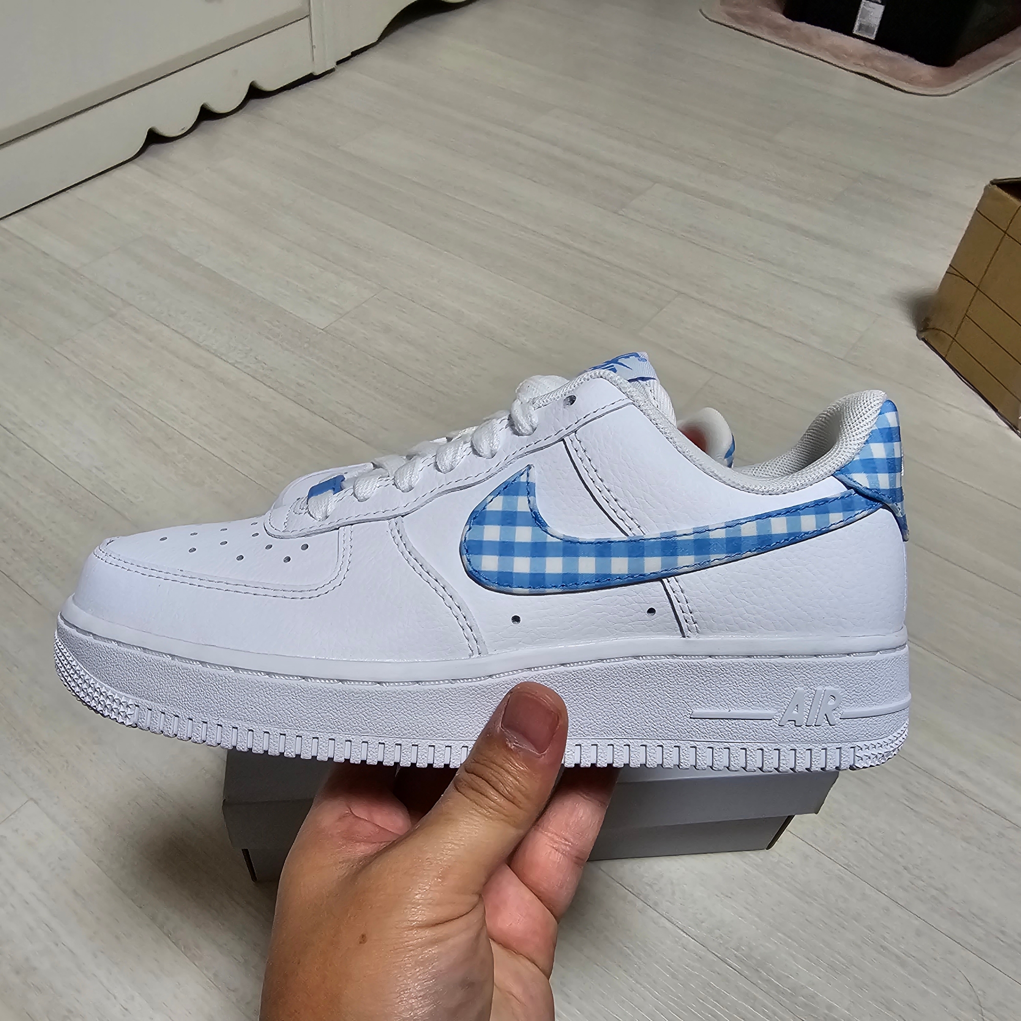 (W) Nike Air Force 1 '07 White University Blue 착용 스타일 - 2