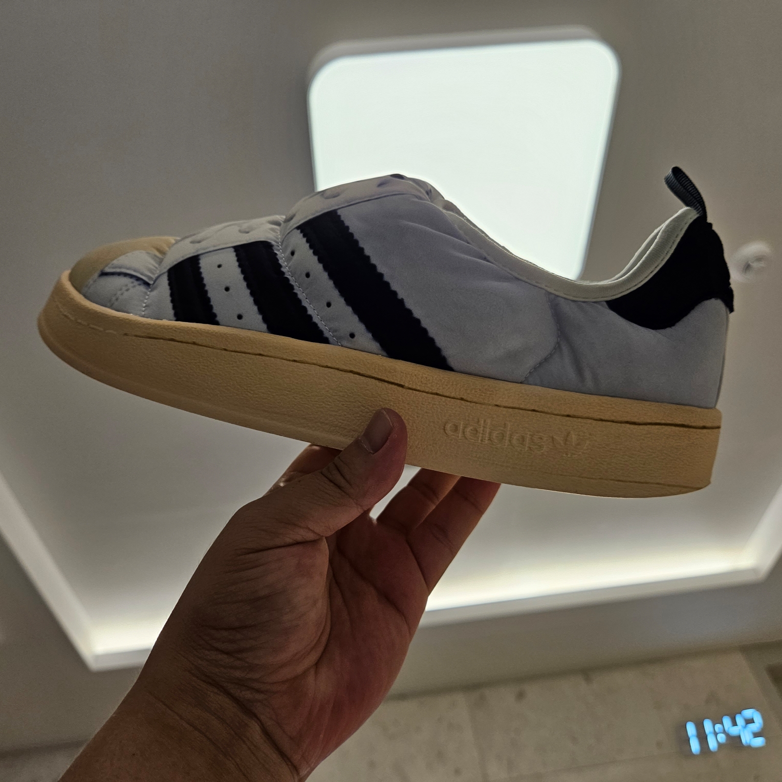 Adidas Puffylette Superstar Cloud White 착용 스타일