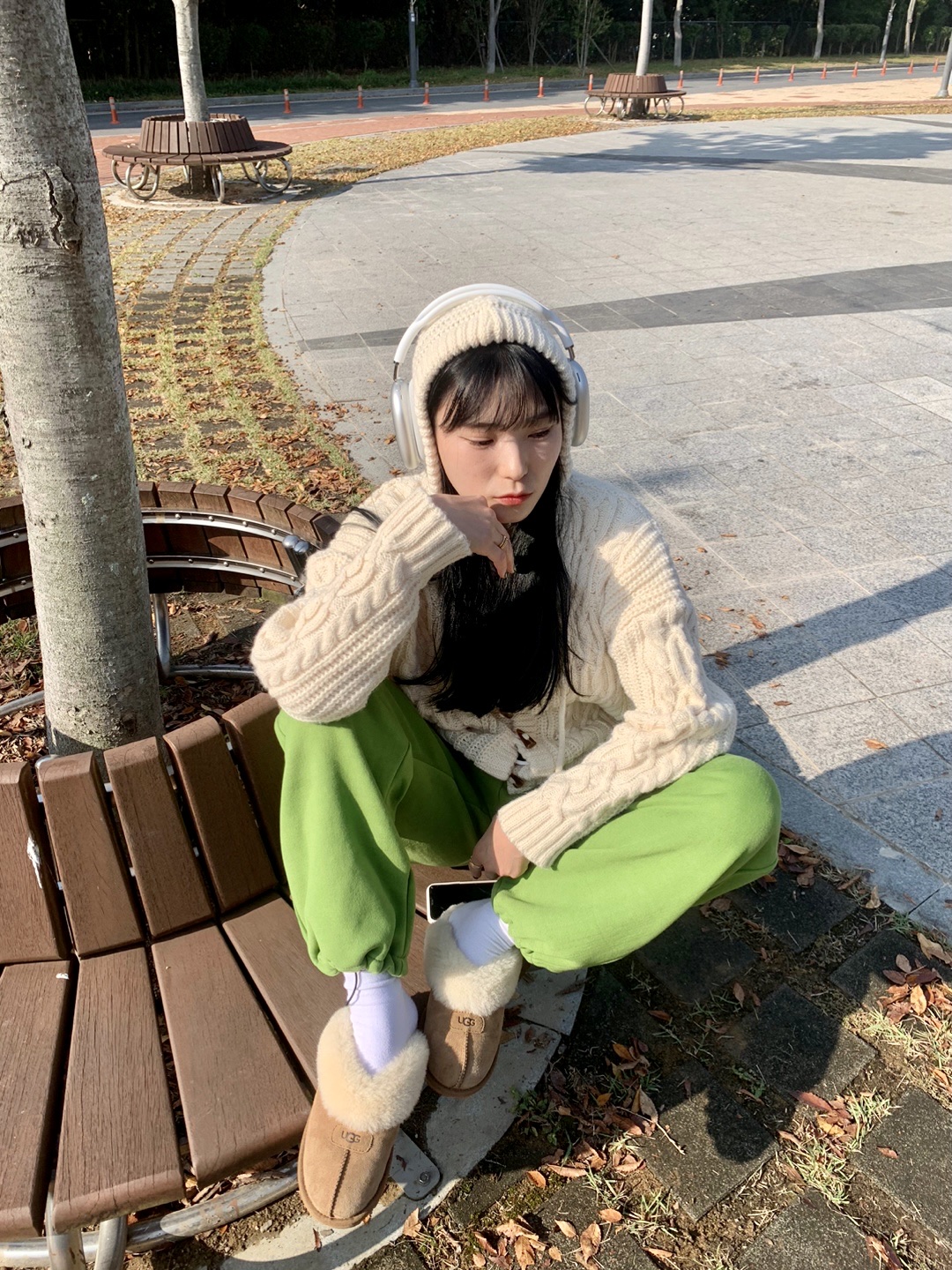 (W) UGG Coquette Slipper Chestnut, Apple AirPods Max Lightning Silver (Korean Ver.) 착용 스타일 - 2