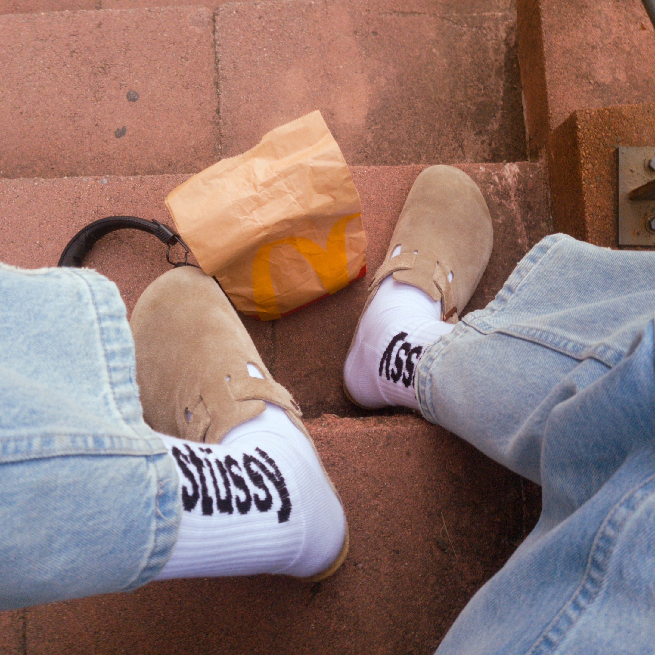 Stussy Helvetica Crew Socks White Black 착용 스타일
