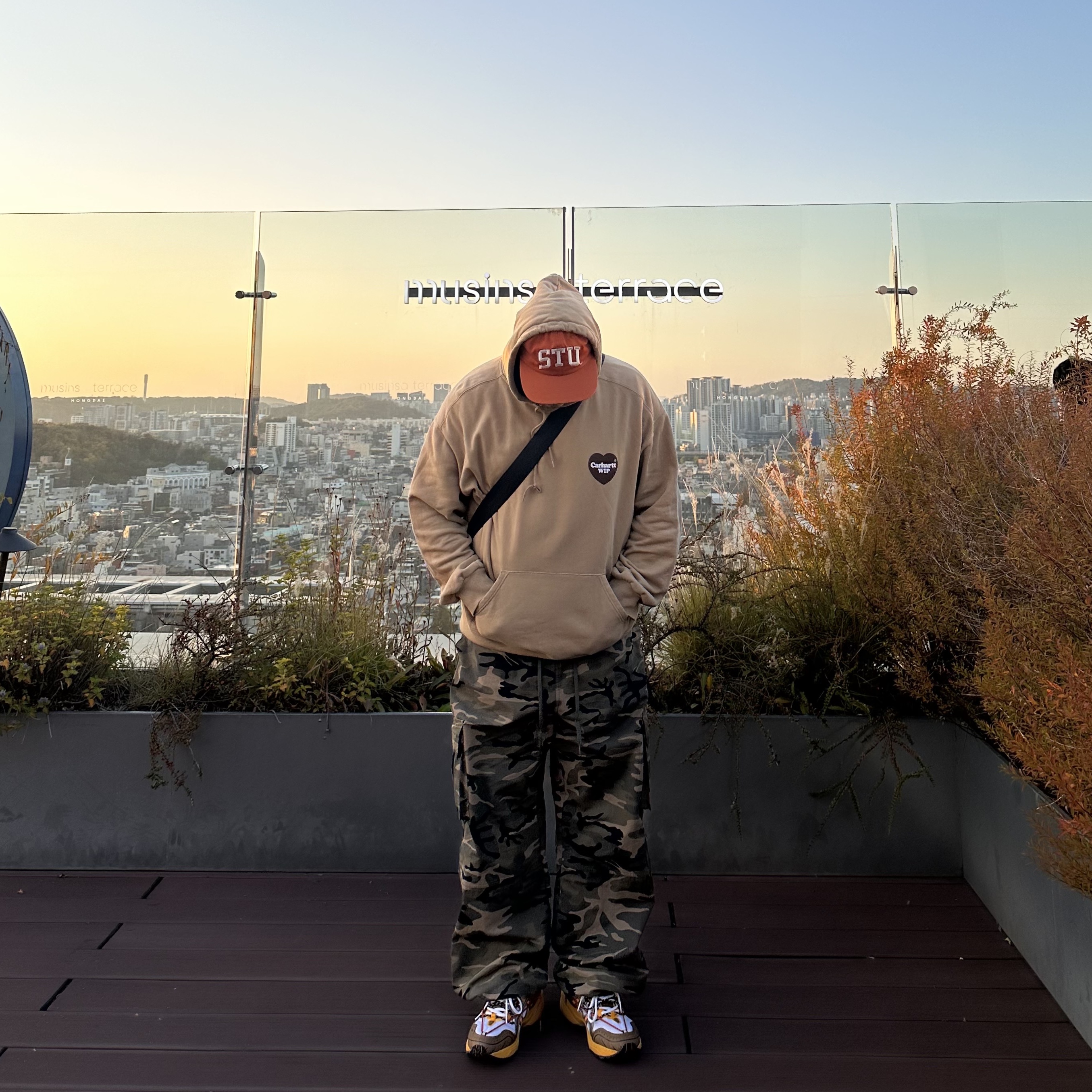 Stussy Stu Arch Strapback Cap Dark Orange, Carhartt WIP Hooded Heart Sweatshirt Dusty Hamilton Brown 착용 스타일 - 2