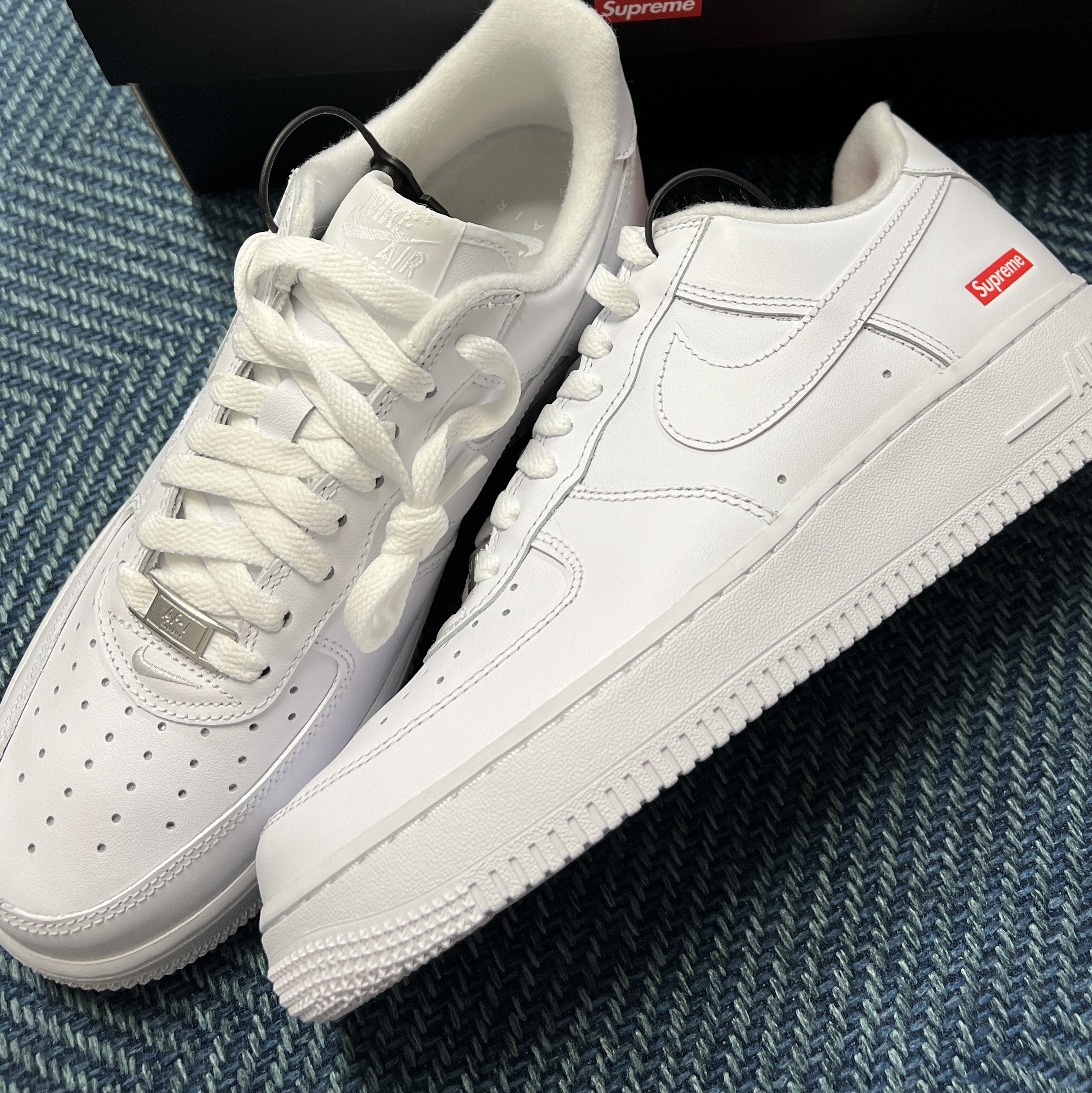 Nike x Supreme Air Force 1 Low White 착용 스타일