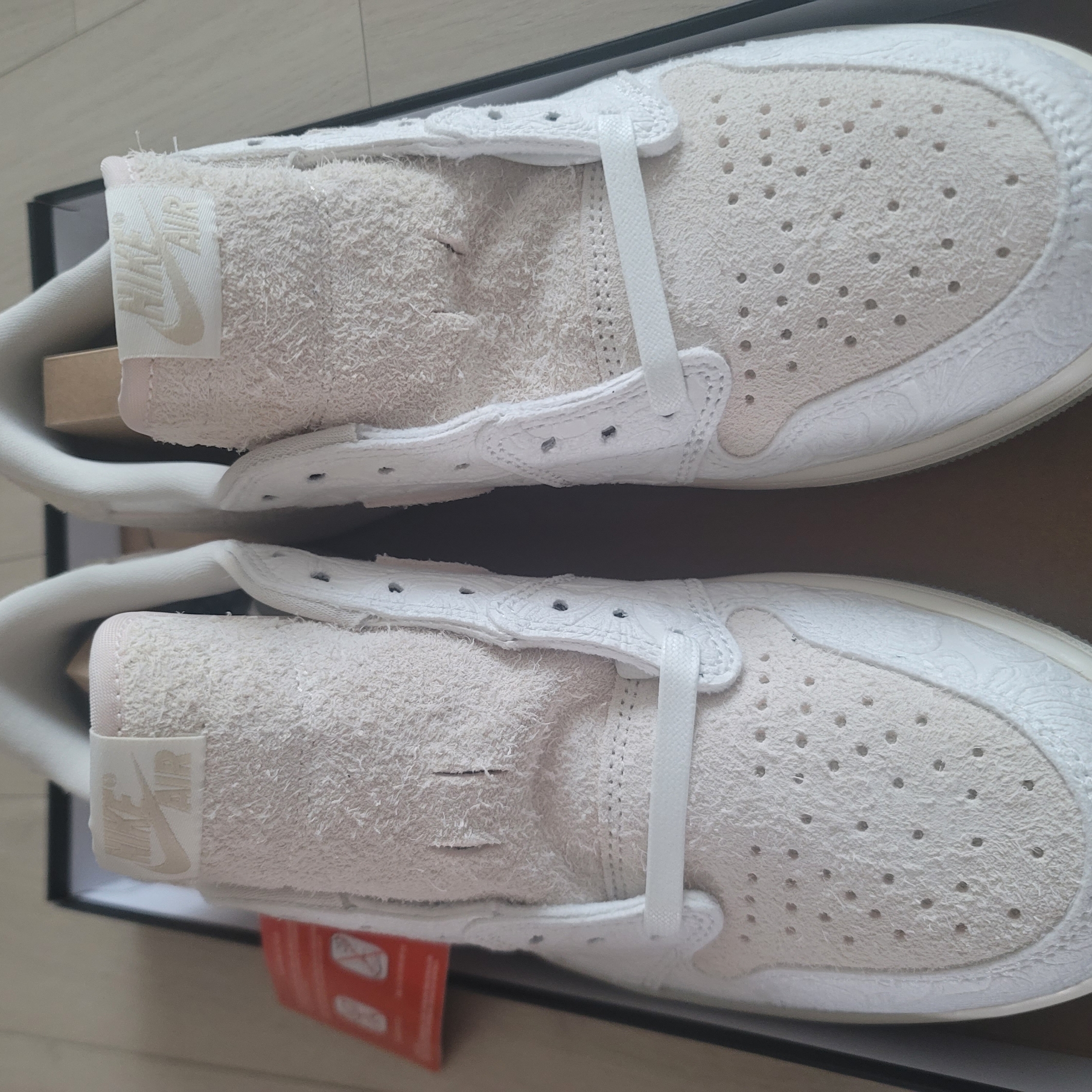 Jordan 1 x Chris Paul Retro Low OG Light Cream and Sail 착용 스타일 - 1
