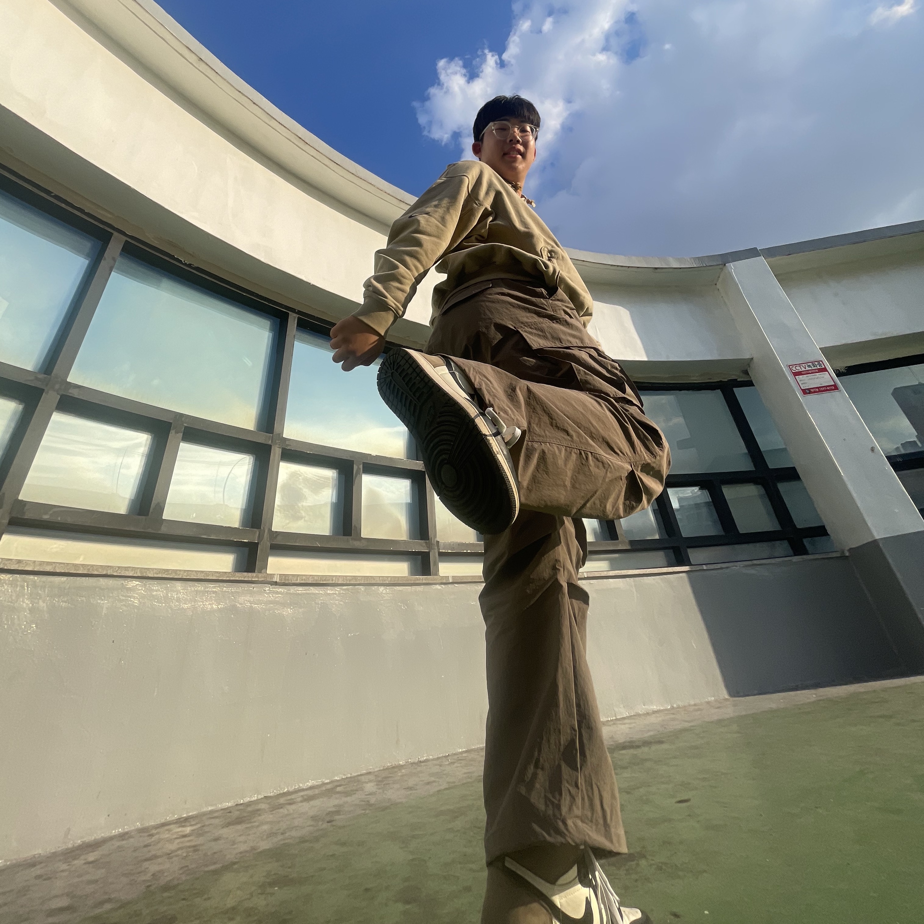 Jordan 1 Retro High OG Black Mocha, Nike x Off-White NRG Fleece Hoodie Khaki - Asia 착용 스타일 - 1