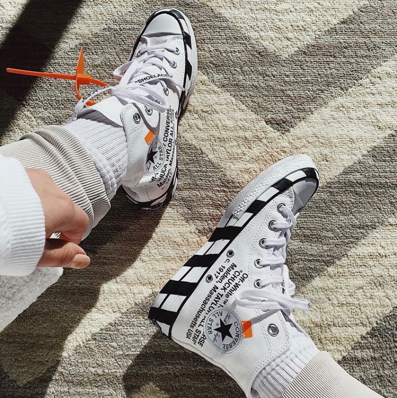 Converse x Off-White Chuck 70 High V2 2021 착용 스타일 - 3
