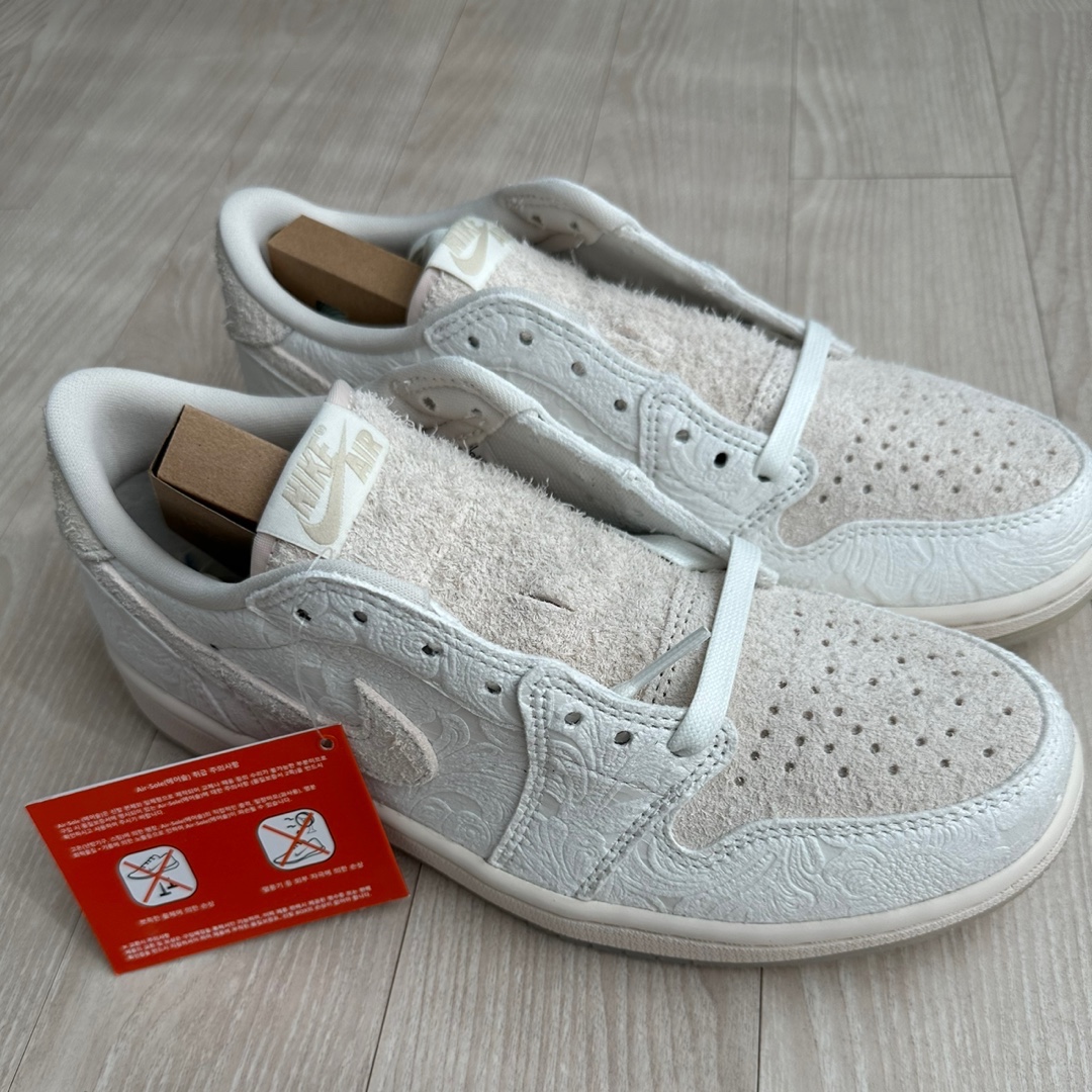 Jordan 1 x Chris Paul Retro Low OG Light Cream and Sail 착용 스타일