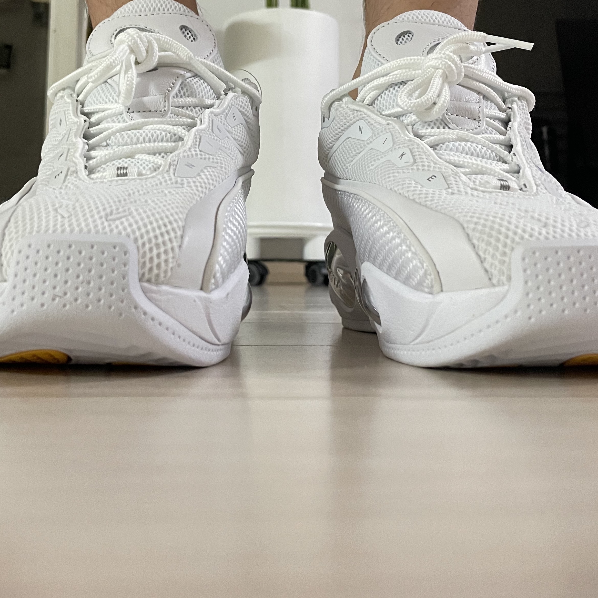 Nike x Drake Nocta Glide Triple White 착용 스타일 - 5