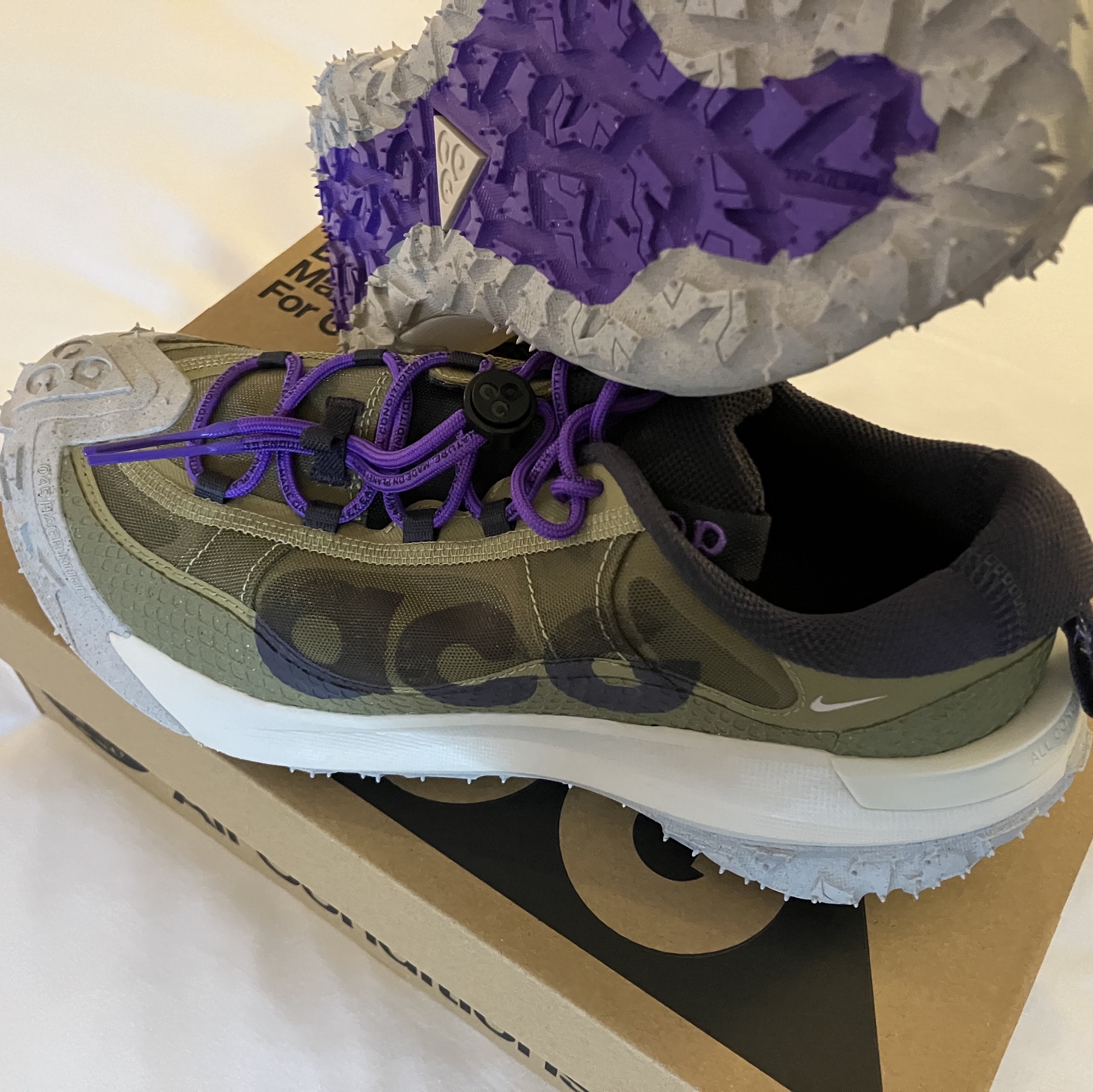 Nike ACG Mountain Fly 2 Low Neutral Olive and Mountain Grape 착용 스타일 - 2