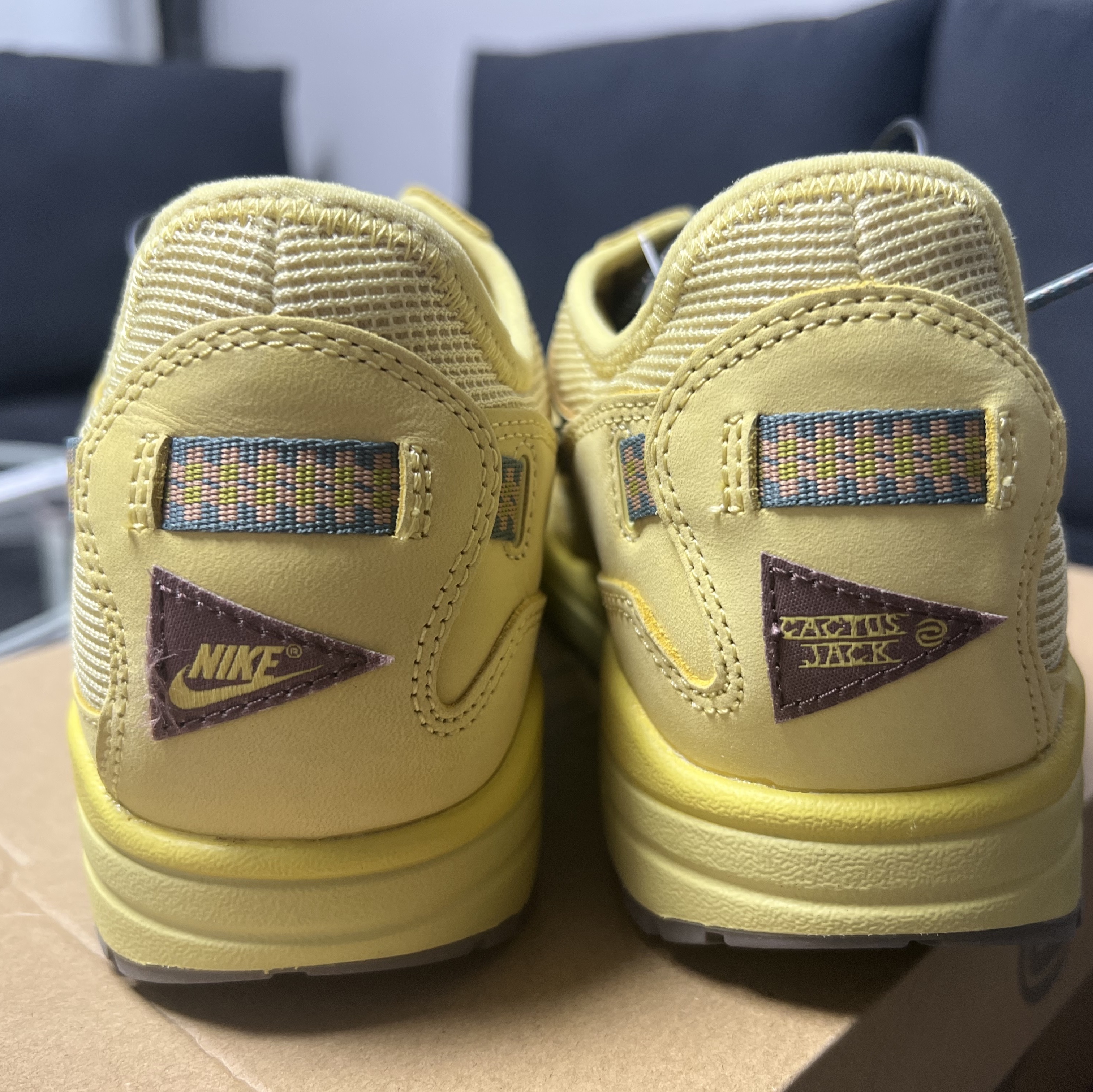 Nike x Travis Scott Air Max 1 Cact.us Gold 착용 스타일 - 2