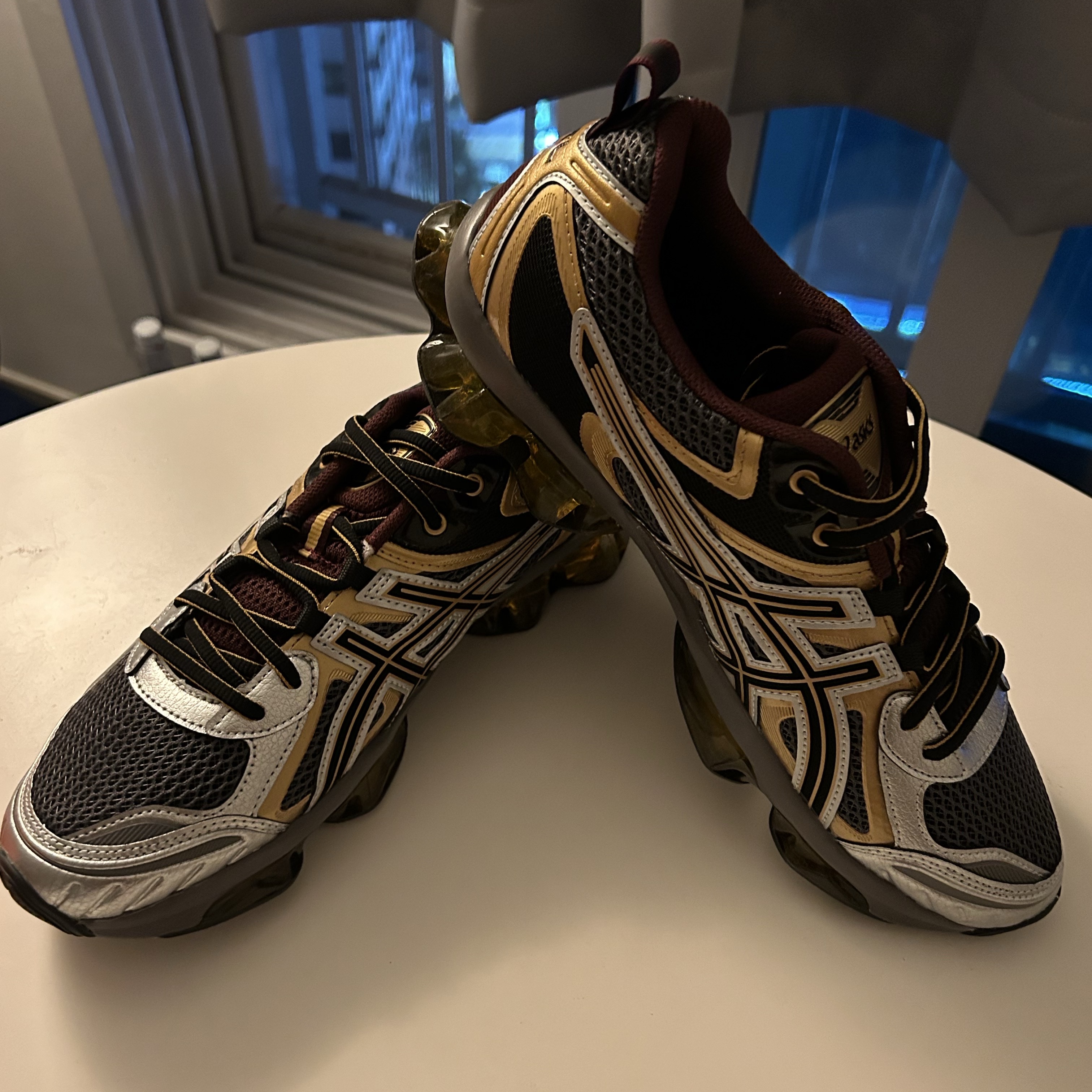 Asics Gel-Quantum Kinetic Carbon Pure Gold 착용 스타일 - 2
