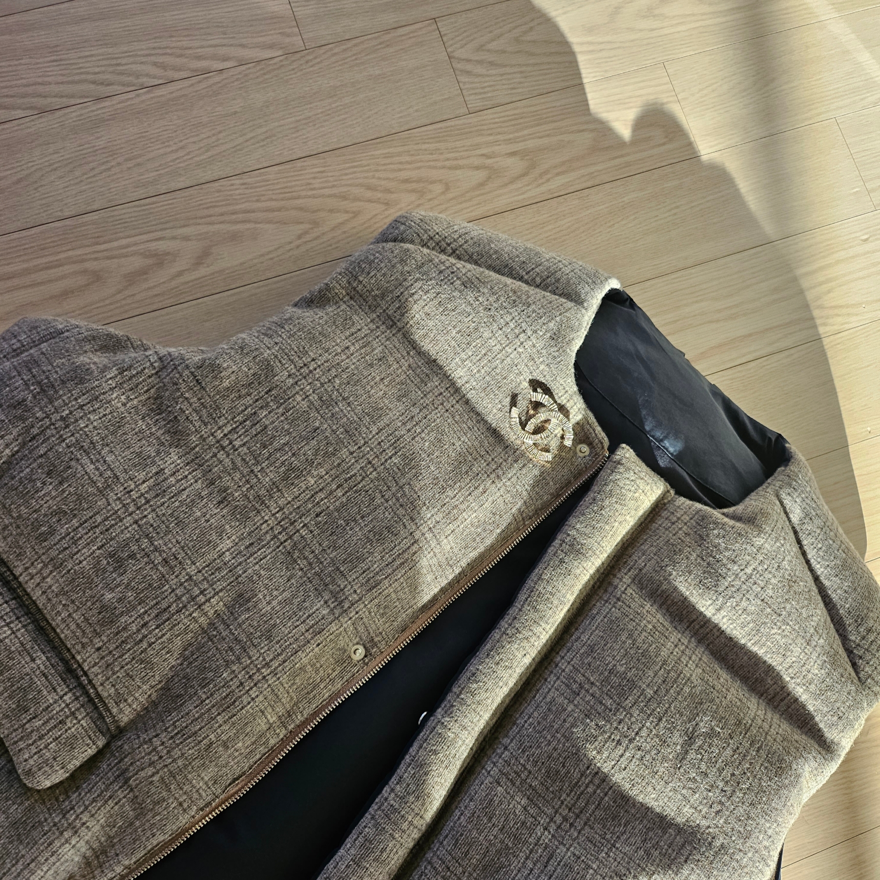 STU Duck Down Padded Wool Check Vest Beige 착용 스타일