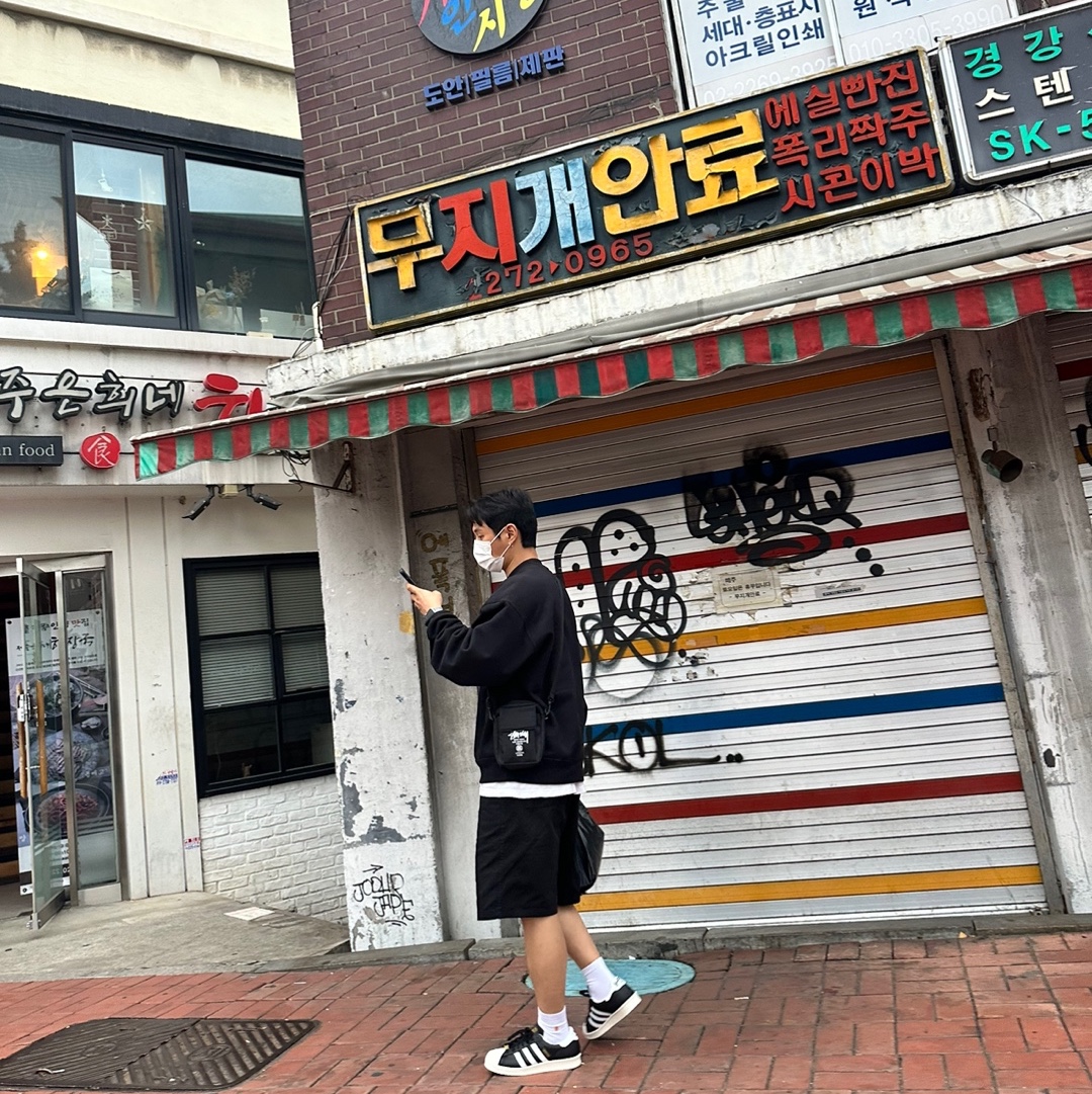 Adidas x BAPE Superstar 80s Core Black Off White, Nike x Stussy NRG Washed Fleece Crewneck Black (DO5310-010) 착용 스타일 - 1