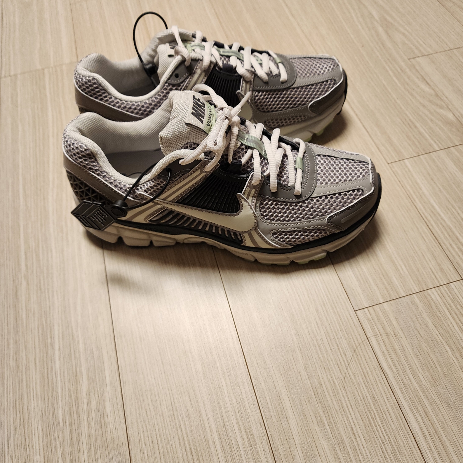 (W) Nike Zoom Vomero 5 Cobblestone and Flat Pewter 착용 스타일