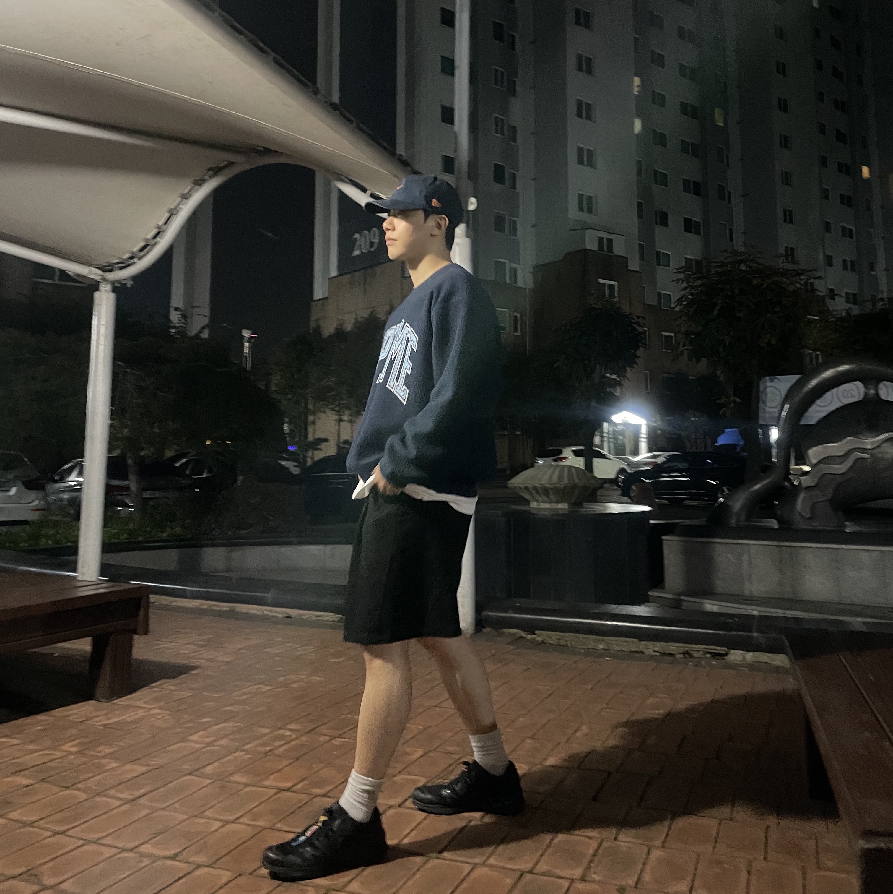Supreme Inside Out Crewneck Navy - 23FW 착용 스타일