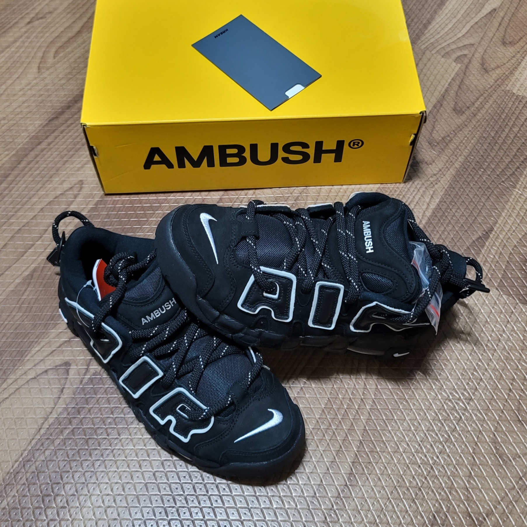 Nike x Ambush Air More Uptempo Low Black and White 착용 스타일 - 1