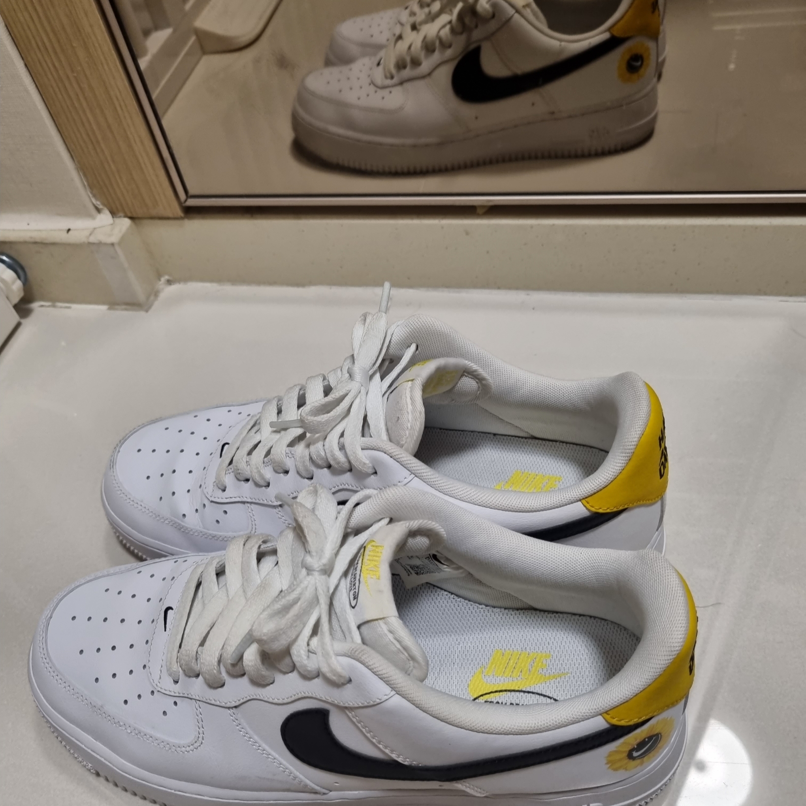 Nike Air Force 1 '07 LV8 2 Have a Nike Day 착용 스타일