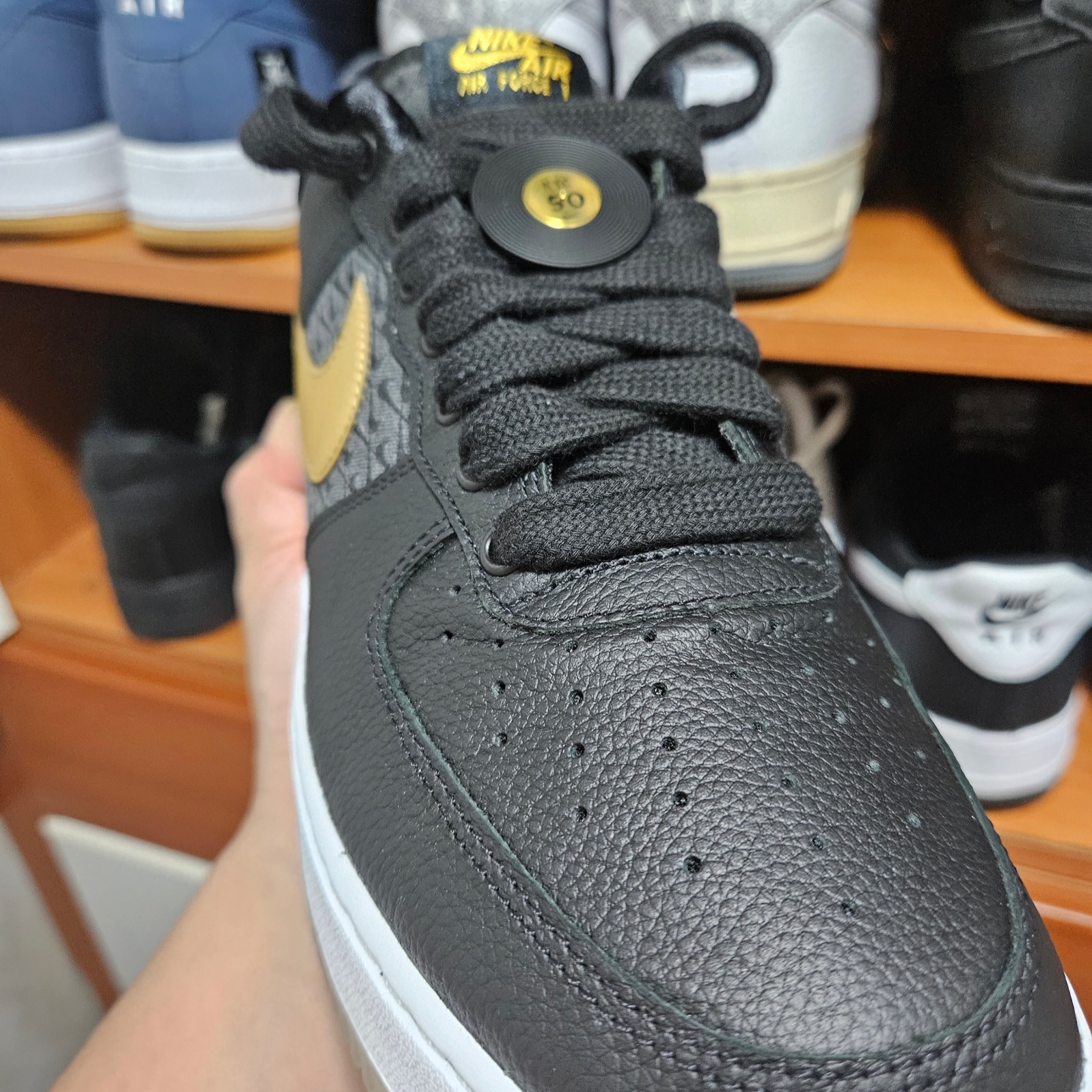 Nike Air Force 1 '07 PRM Black Metallic Gold 착용 스타일 - 3