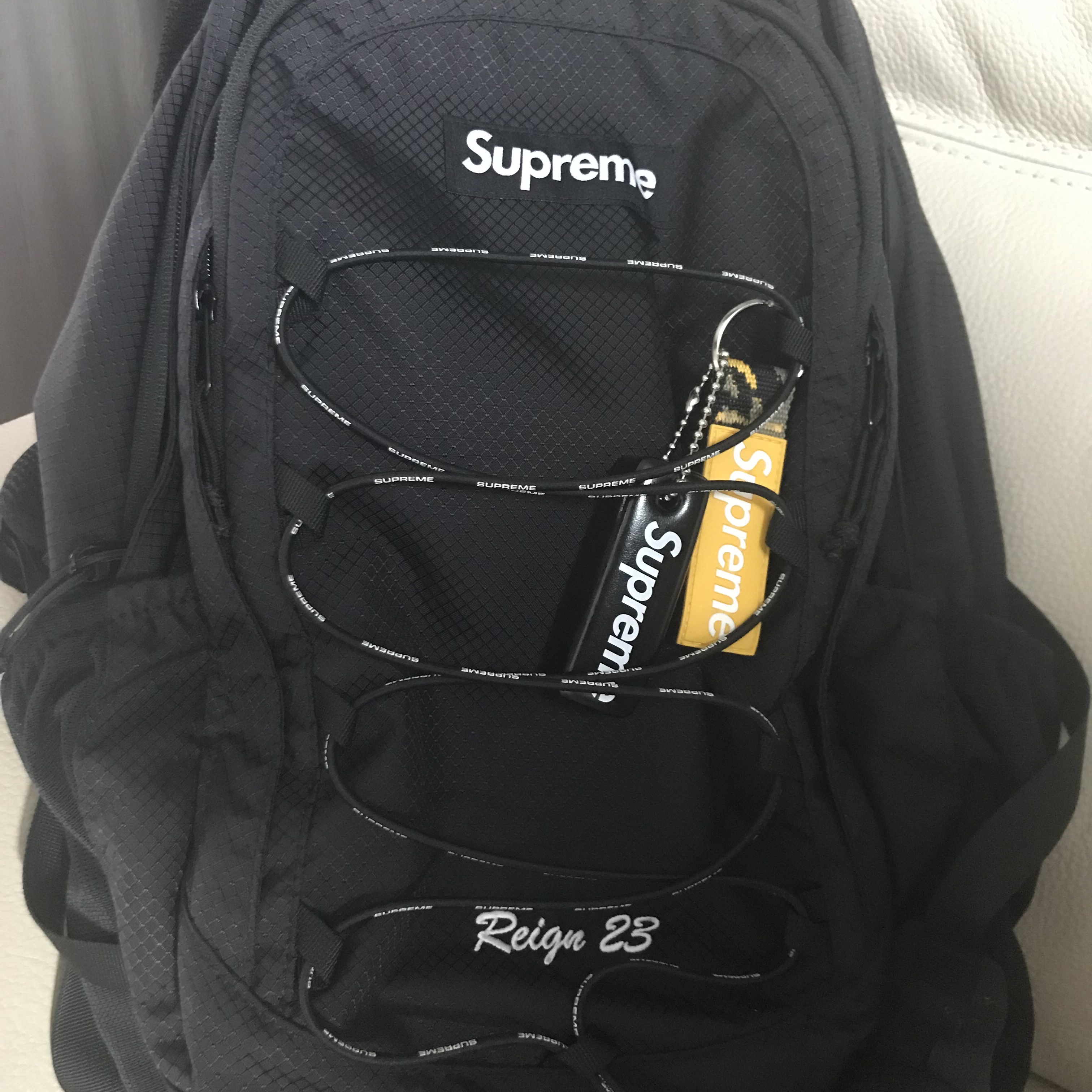 Supreme Floating Keychain Black - 23FW, Supreme Webbing Keychain Yellow Camo - 23SS 착용 스타일